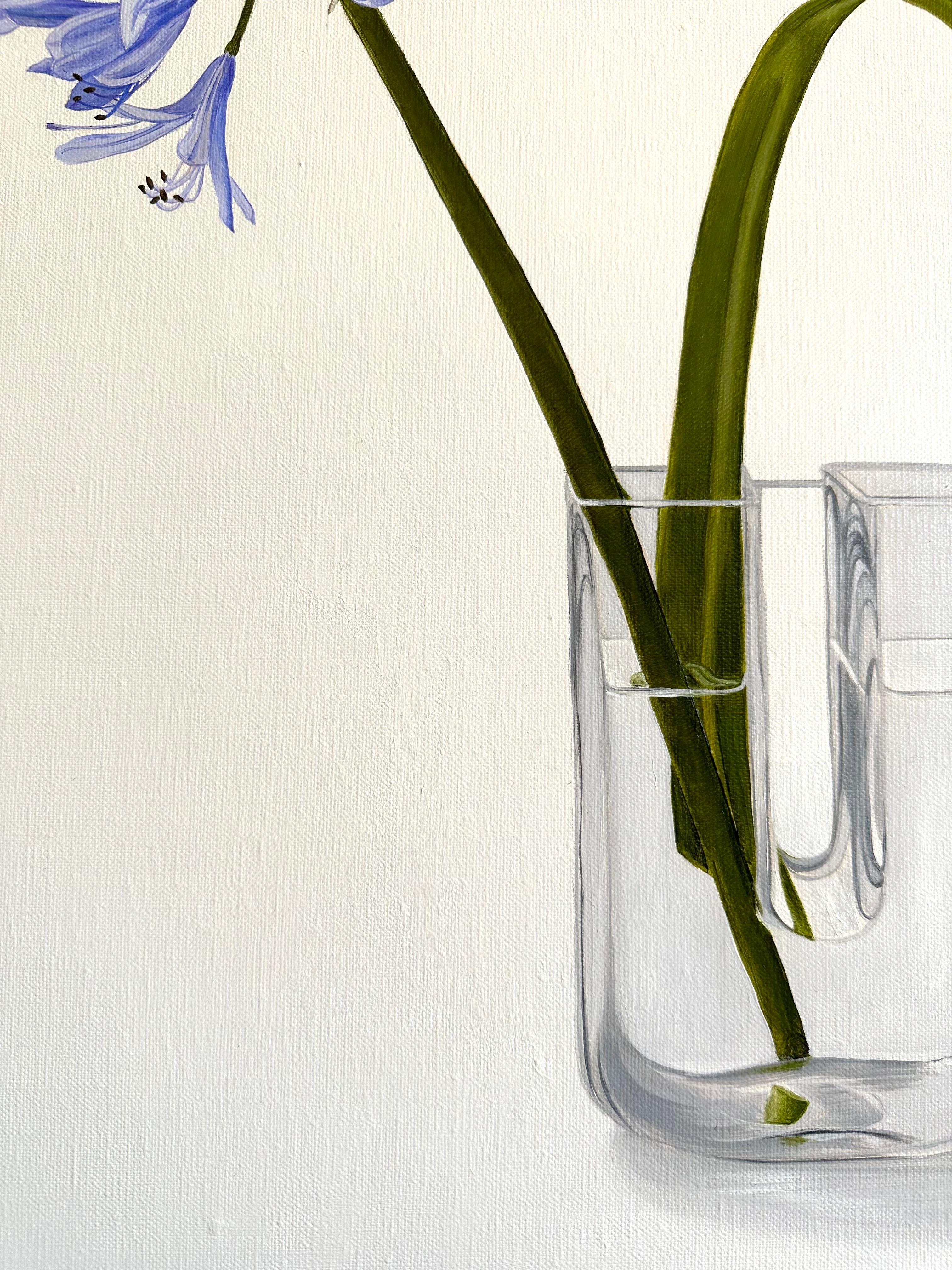 Agapanthus in Vase, Ölgemälde 2024 von Tarn McLean  (Minimalistisch) im Angebot
