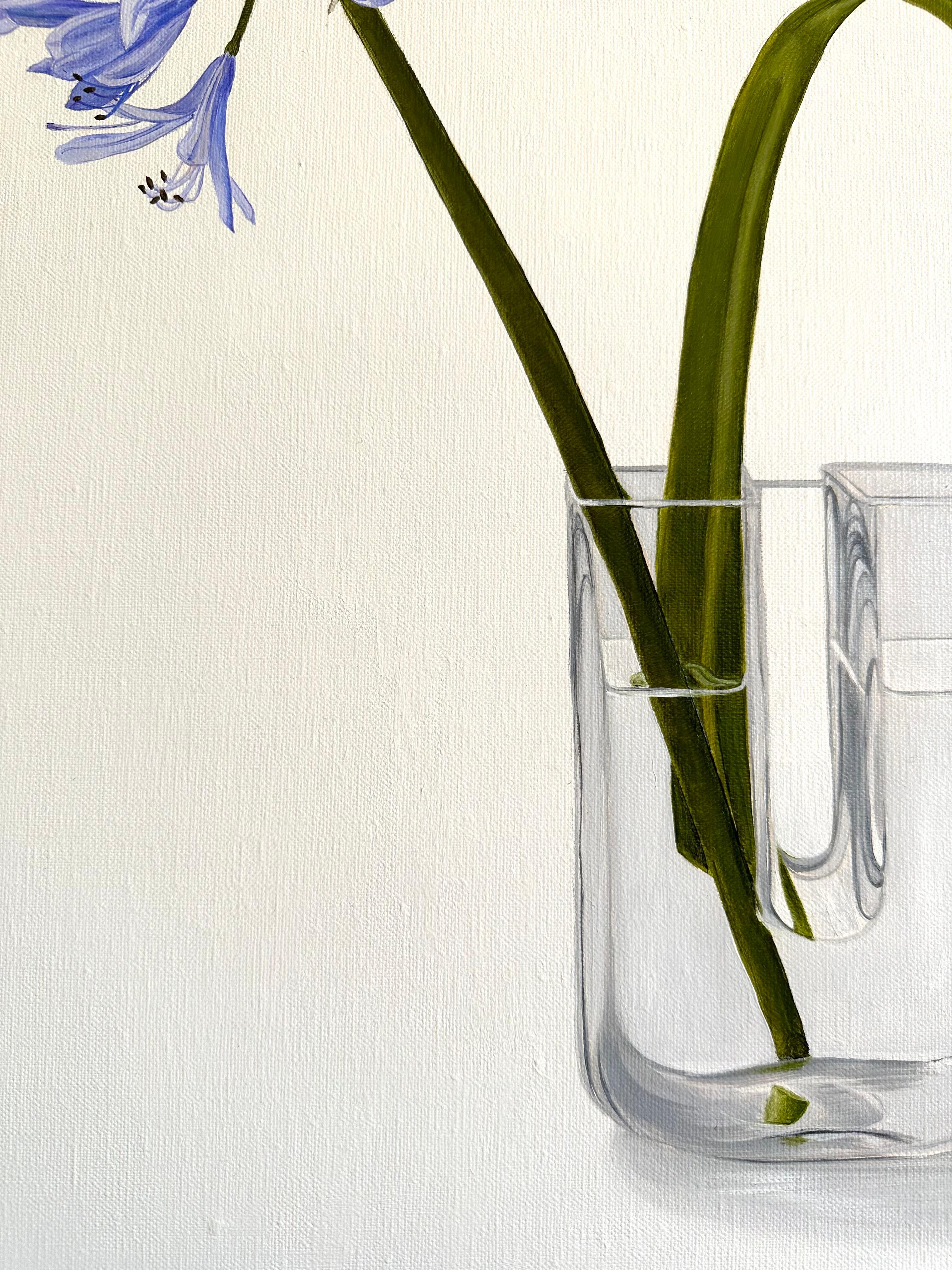 Minimalismo Agapanthus in Vase pittura ad olio 2024 di Tarn McLean in vendita
