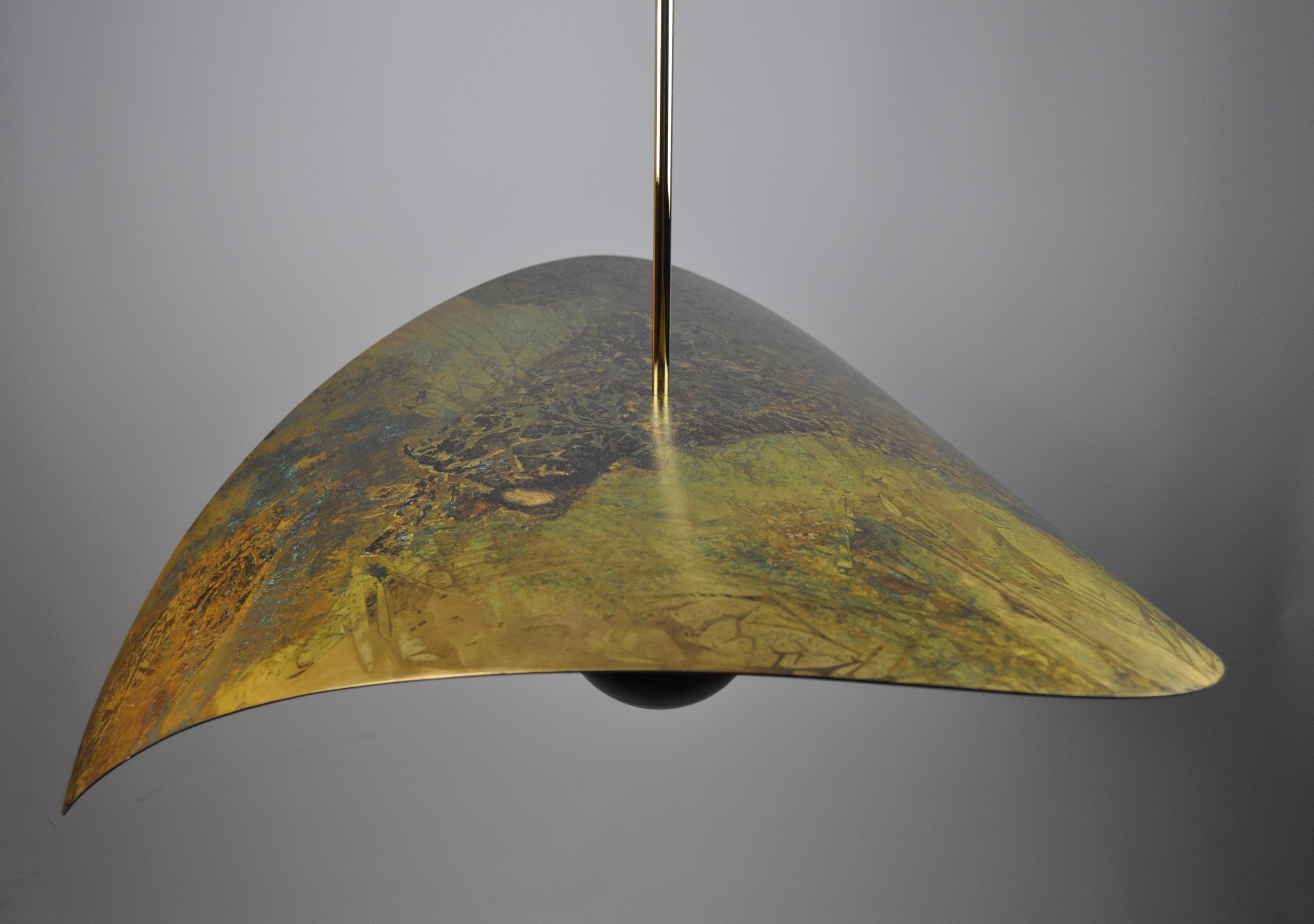 Scandinavo Ciondolo scultoreo svedese fatto a mano in bronzo appannato con un diametro di 39