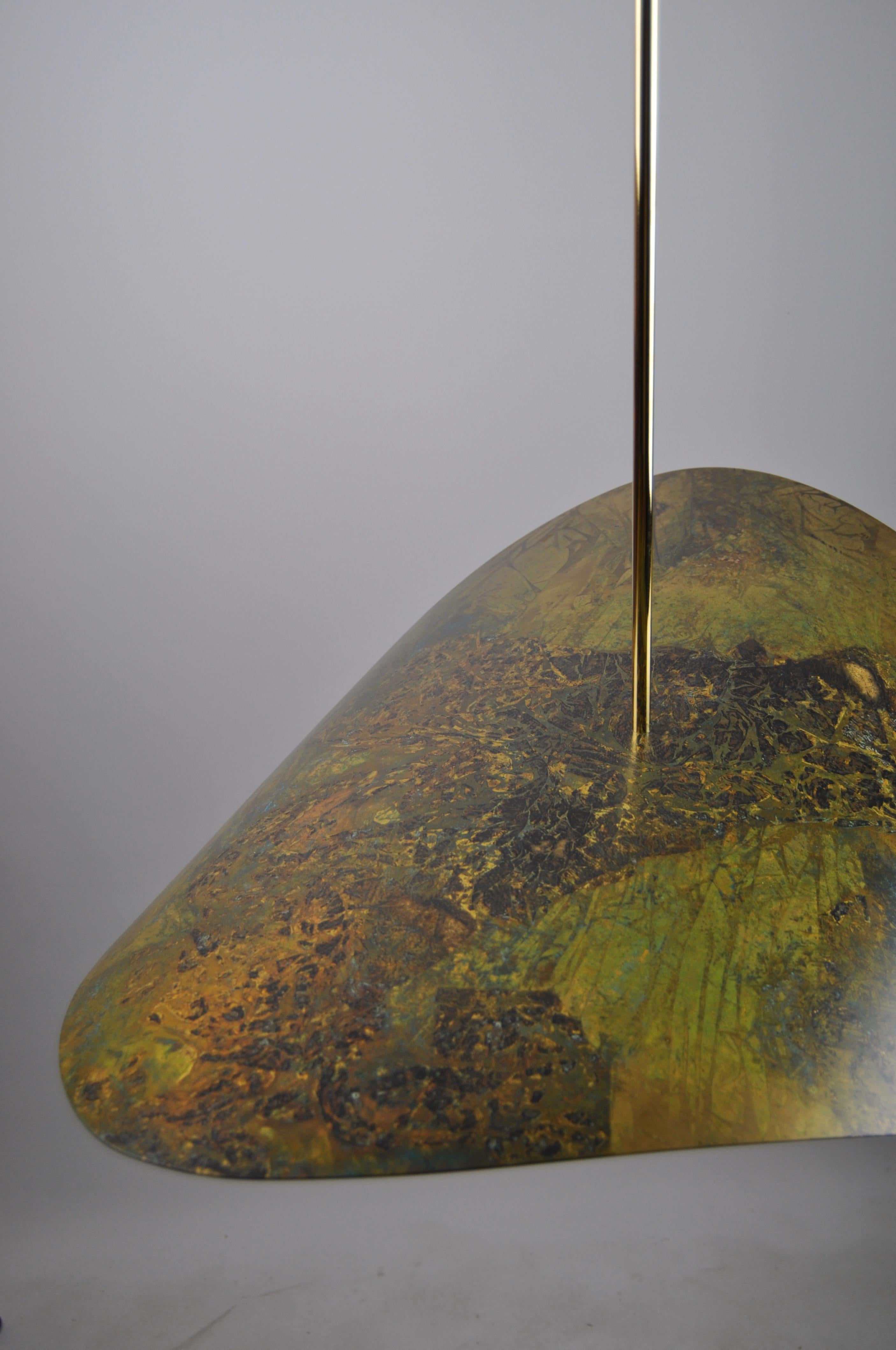 Handgefertigter schwedischer skulpturaler Anhänger aus brünierter Bronze mit 39/ 95 cm Durchmesser im Zustand „Neu“ im Angebot in Torslanda, SE