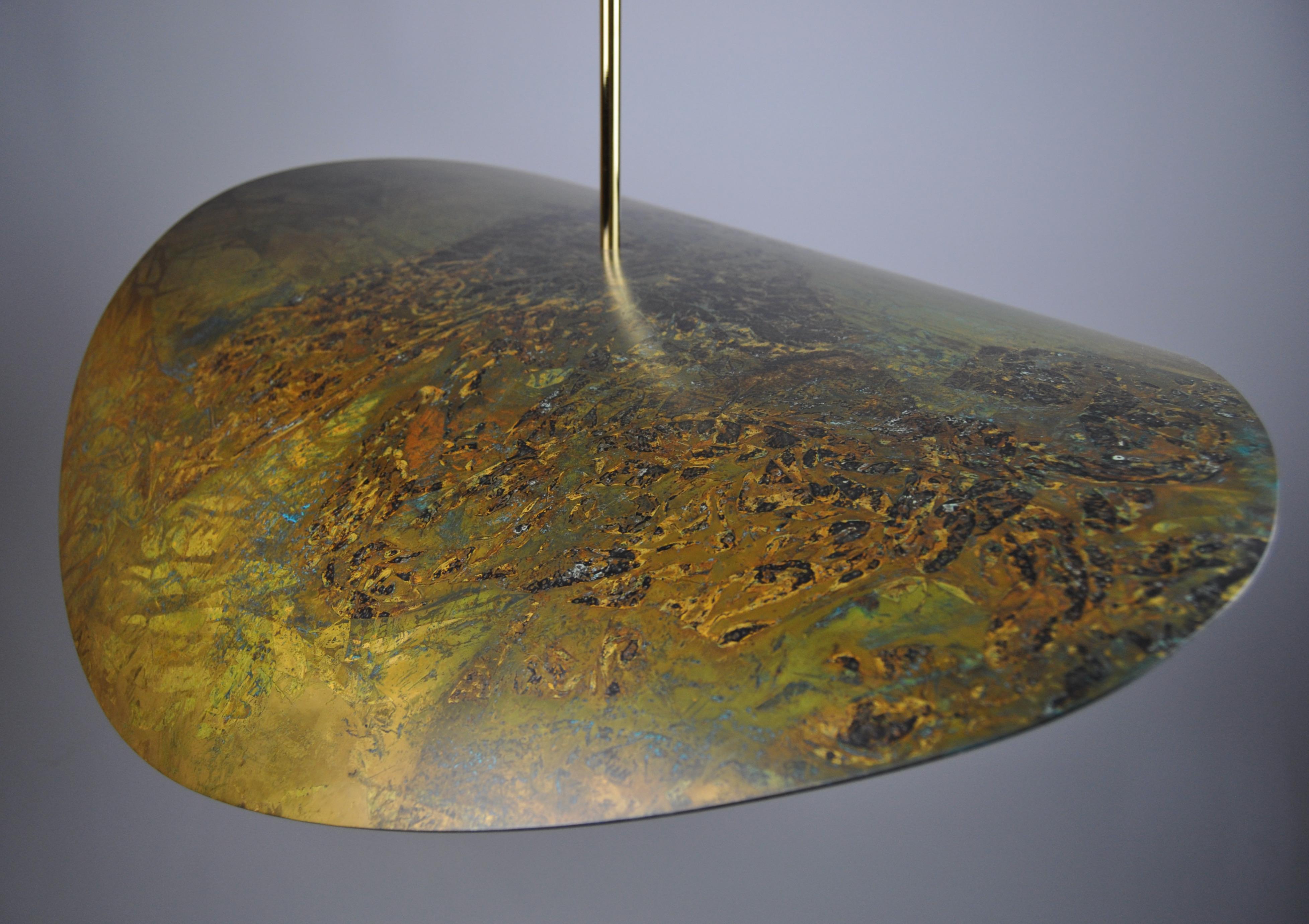 Laiton Pendentif sculptural suédois fait à la main en bronze bruni de 39/ 95 cm de diamètre en vente