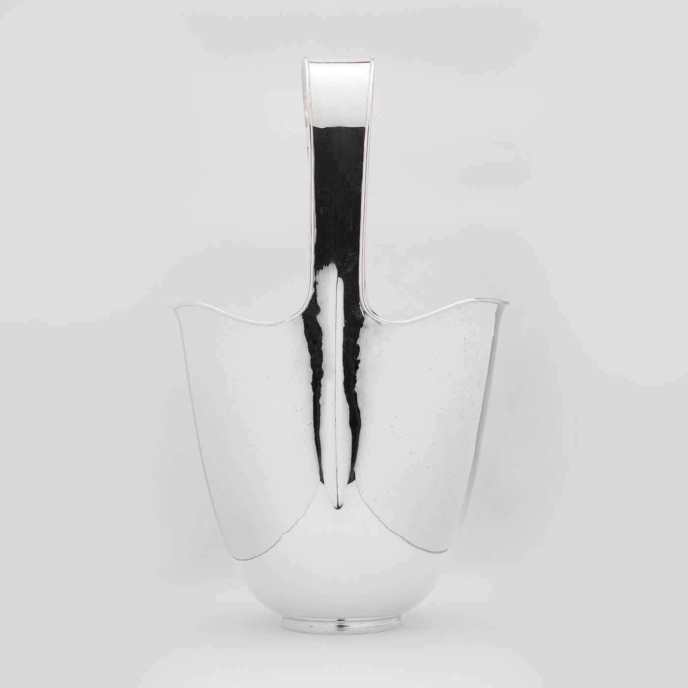 The skilled artisans at Fala demonstrate their mastery and passion in this stunning piece of functional decor. Elegant in its simplicity, this silver plated metal ice bucket is marked by a seamless silhouette, starting from the round base and