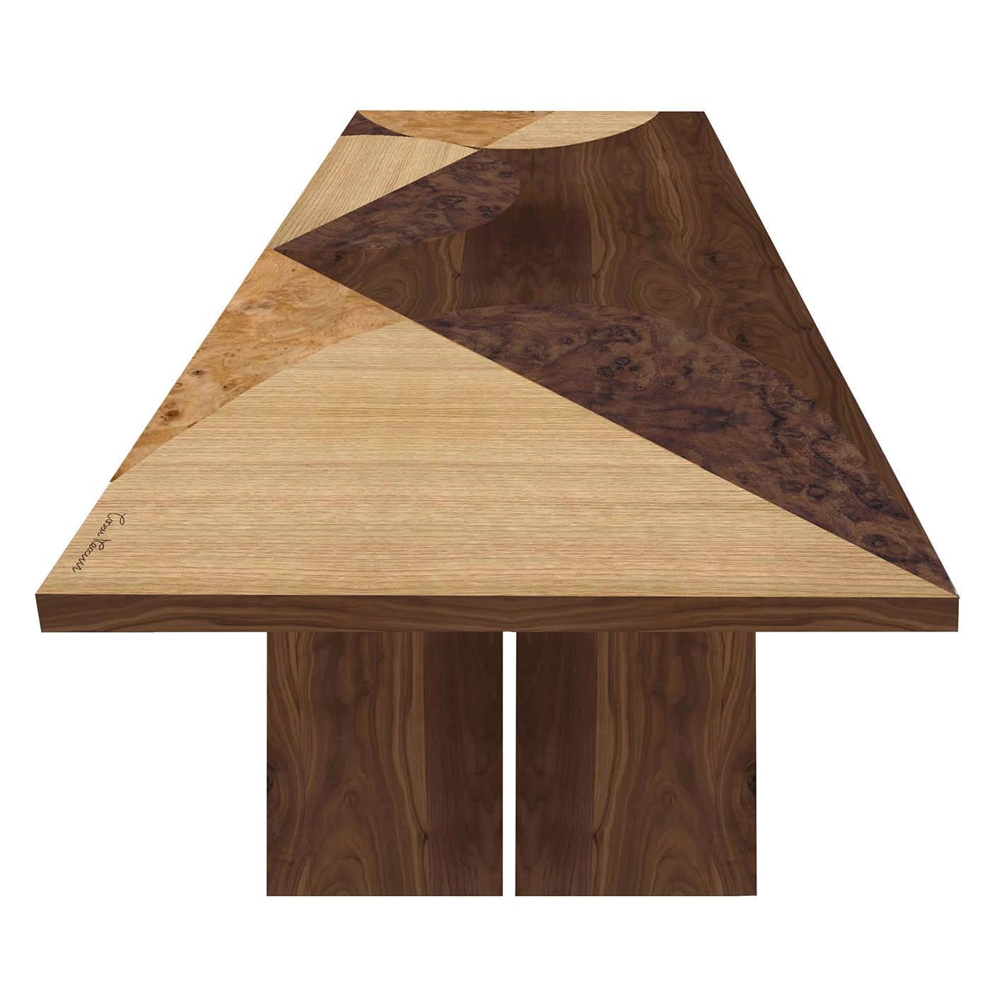 Faisant partie de la Collection S/One de designs inspirés de meubles de monastères anciens et minuscules, cette table promet de rassembler les gens autour de son étonnant plateau riche en marqueteries de bois contrastées faisant allusion au cubisme.