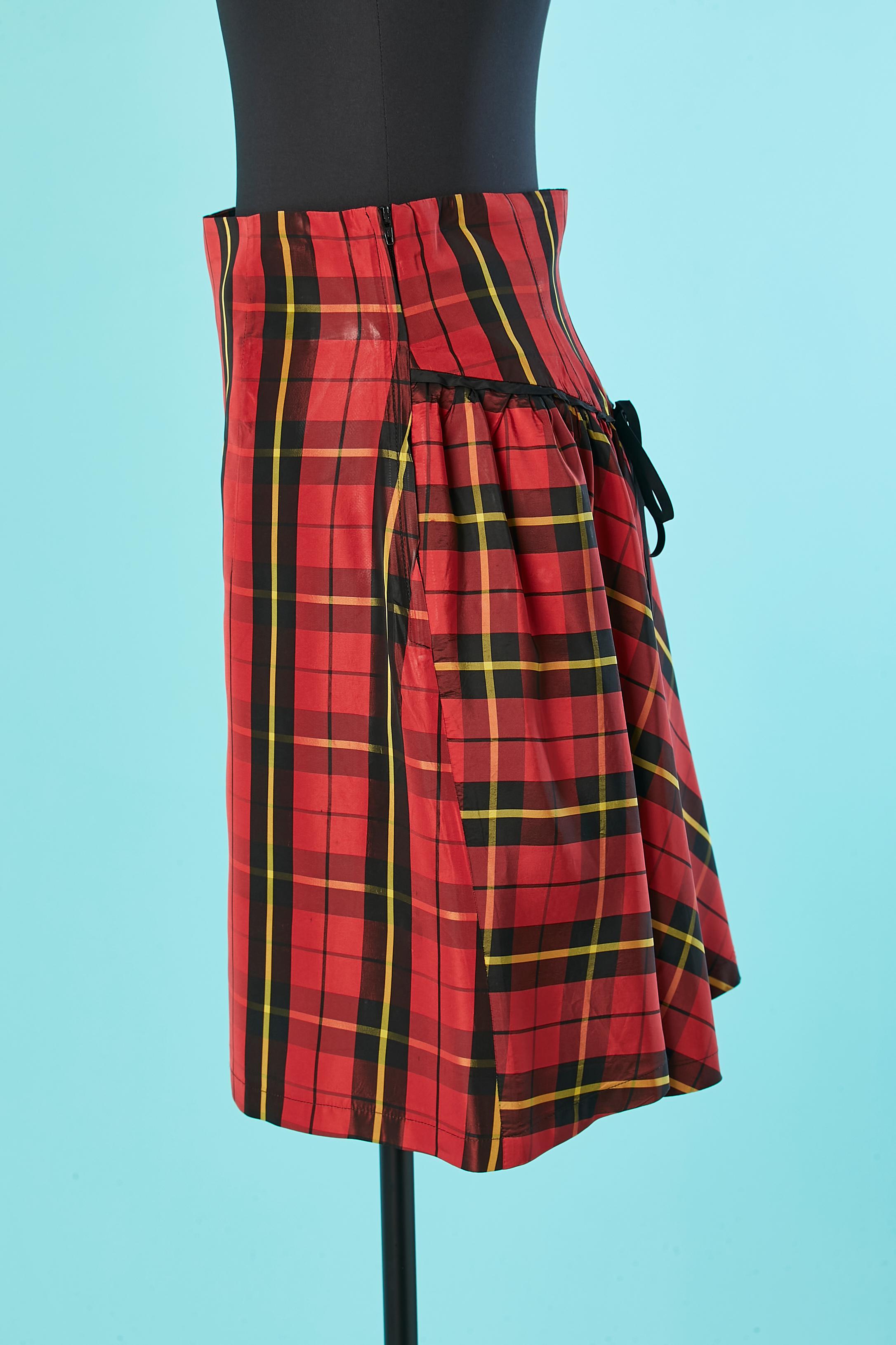 Tartan check skirt with ruffles on the back and bow. Main fabric: 100% acetate. Tulle petticoat in polyamide. 
Boned on the side. Zip on the left side. 
SIZE 44 (It) 10 (Us) 