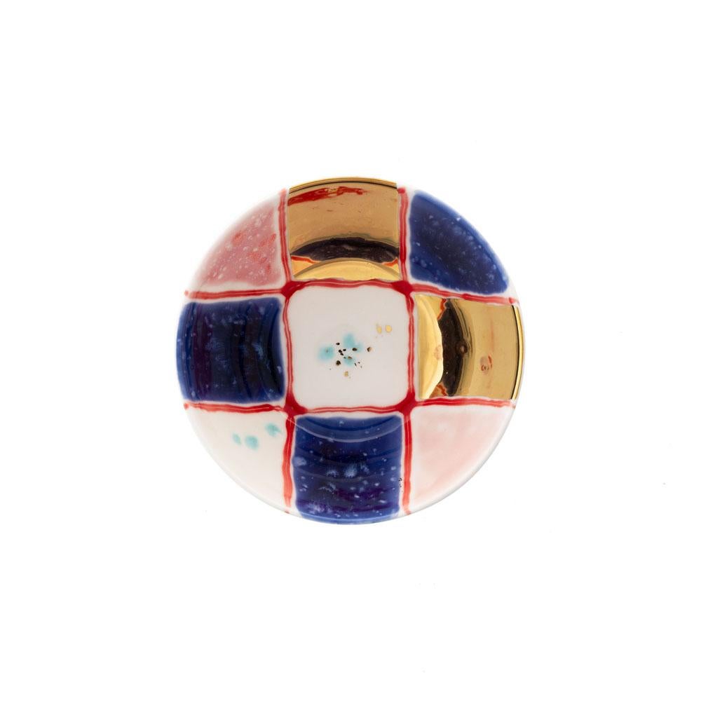 La collection Gold Impressions donne une nouvelle dimension à l'exploration de la géométrie et du minimalisme de Coralla, en insufflant à ses designs emblématiques des accents dorés rayonnants. Ces éléments dorés transforment des symboles familiers,