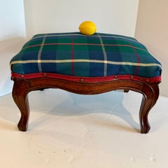 Mit Tartan-Karomuster gepolsterte Ottomane im Rokoko-Stil, Ende des 19. Jahrhunderts