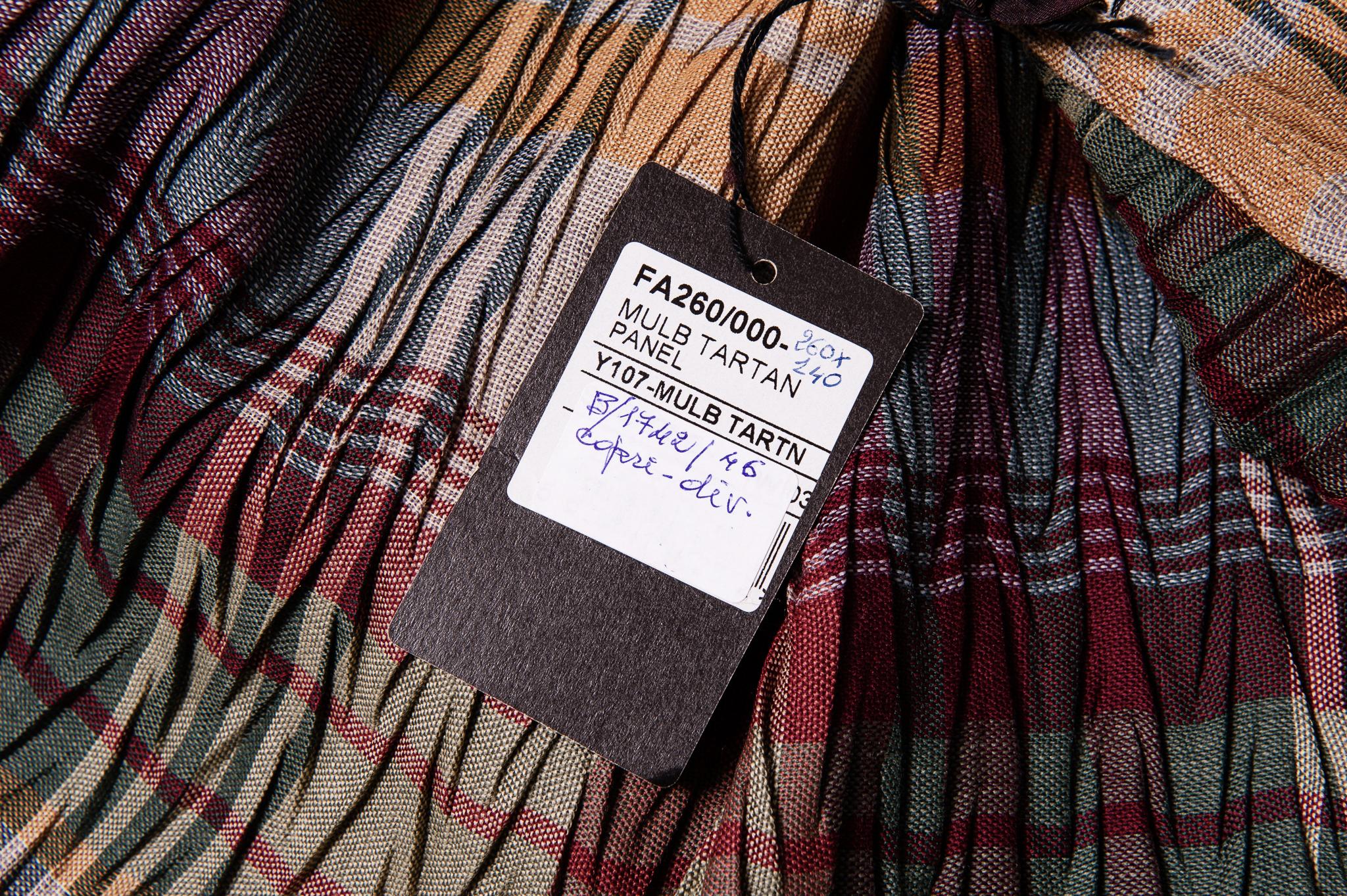 Stilish Tartan plissierter Stoffbezug oder Sofabezug, komplett mit Kopfkissen. Schönes Gewebe von Mulberry, England -
B/1742- 1743 -

Maße: Kissen: cm. 45 x 45.
Plaid: cm. 260 x 140.
