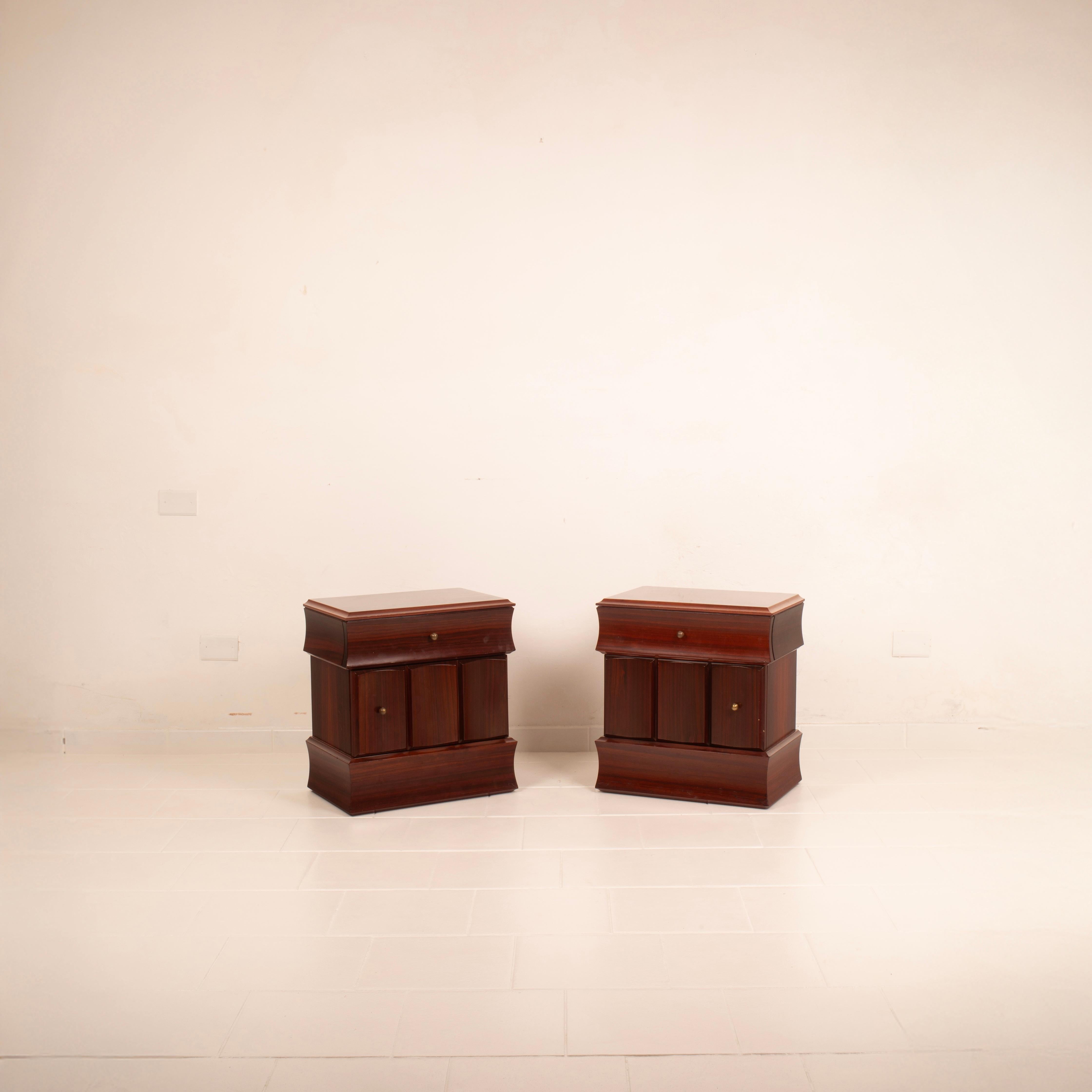 Exceptionnelle paire de tables de nuit de la série 