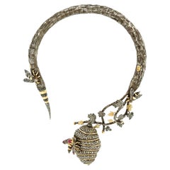 Taru Jewelry Collier « Queen Bee » en or jaune et argent avec diamants, saphirs et rubis