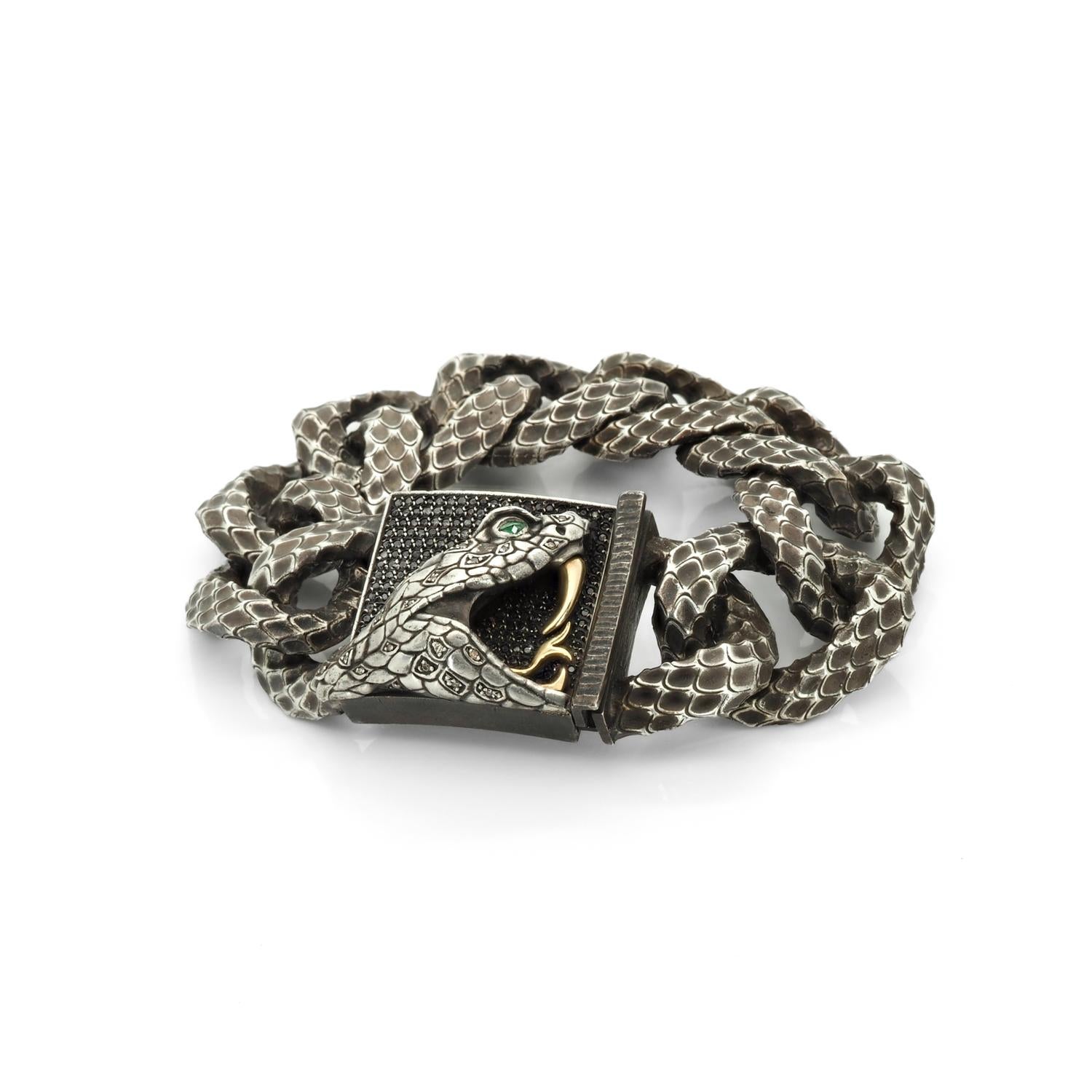 Contemporain Taru Jewelry Bracelet serpent en or jaune et argent avec diamants et émeraudes en vente