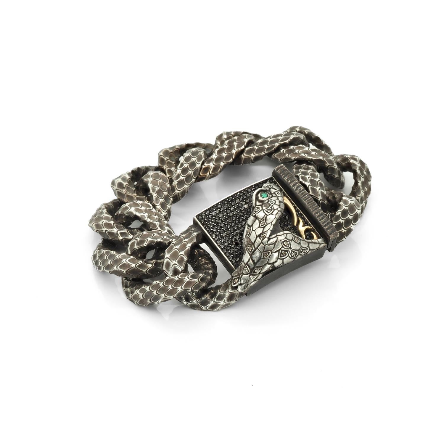 Taille ronde Taru Jewelry Bracelet serpent en or jaune et argent avec diamants et émeraudes en vente
