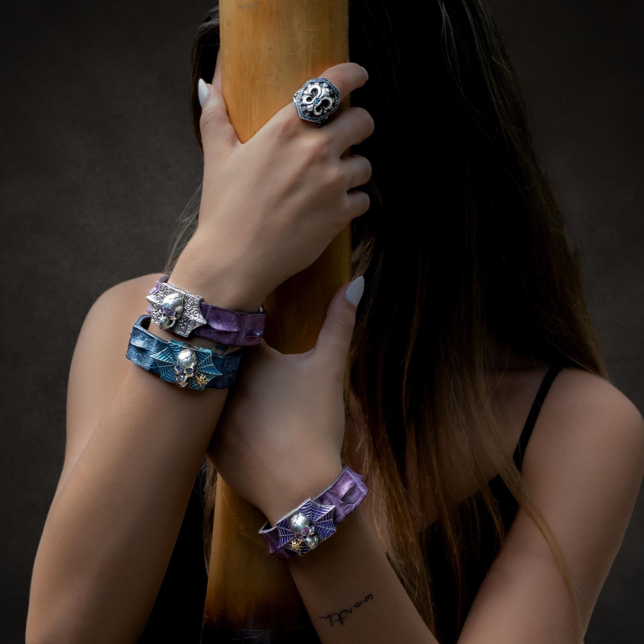 Contemporain Bracelet en cuir argenté Taru Jewelry crâne et roses, saphir et améthyste en vente