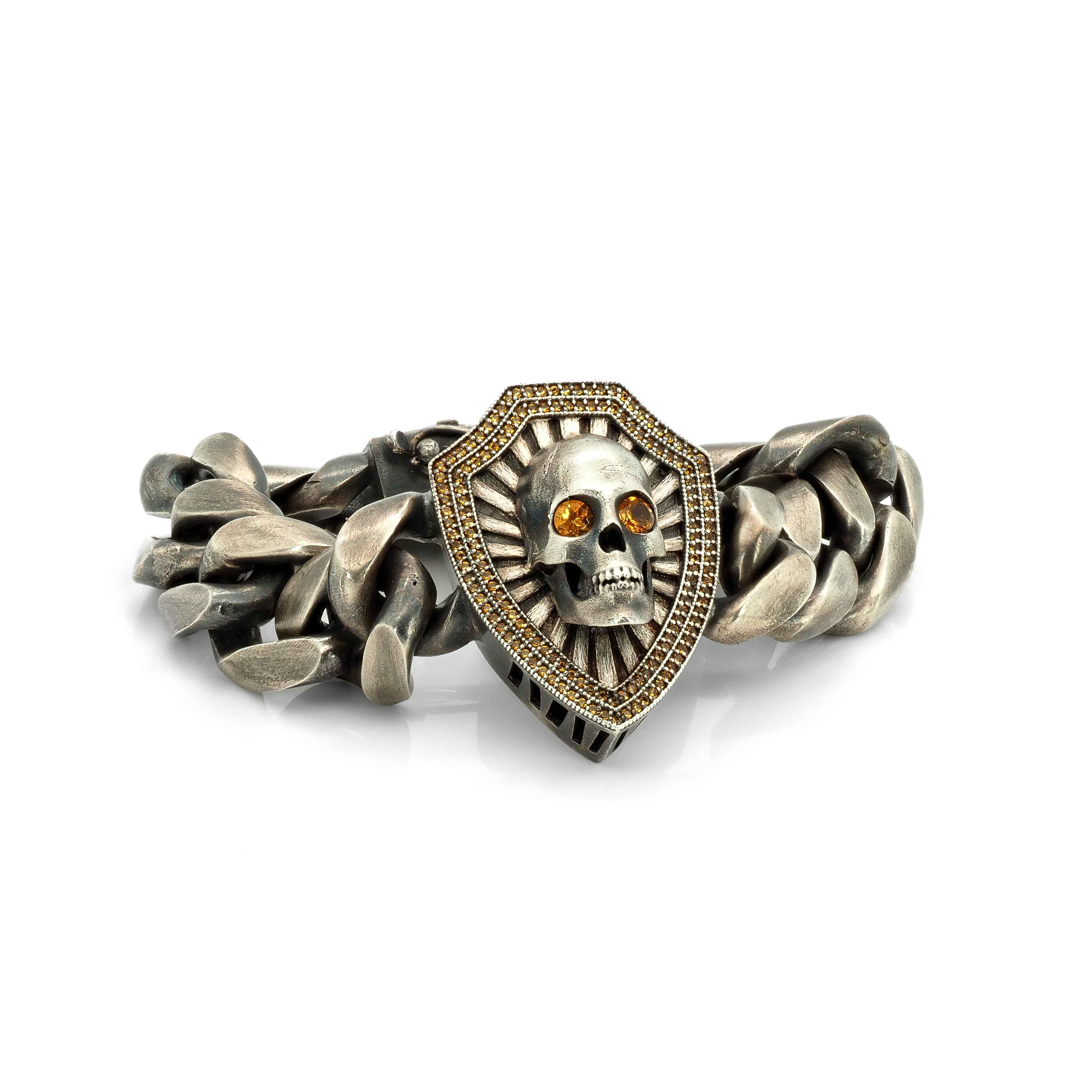 Contemporain Taru Jewelry Bracelet bouclier en argent avec crâne et saphir en forme de bouclier en vente