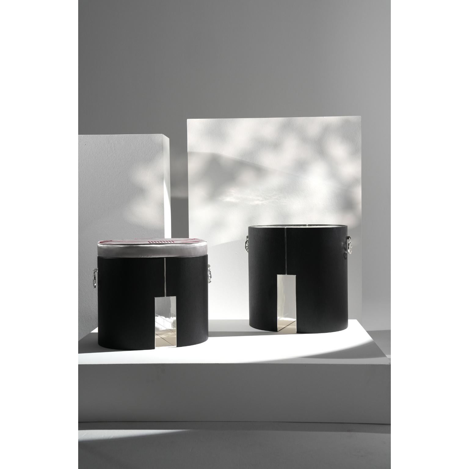 Puf Taru de chapa de roble Alpi, latón plateado y seda tejida Antakya by Marau Siglo XXI y contemporáneo en venta