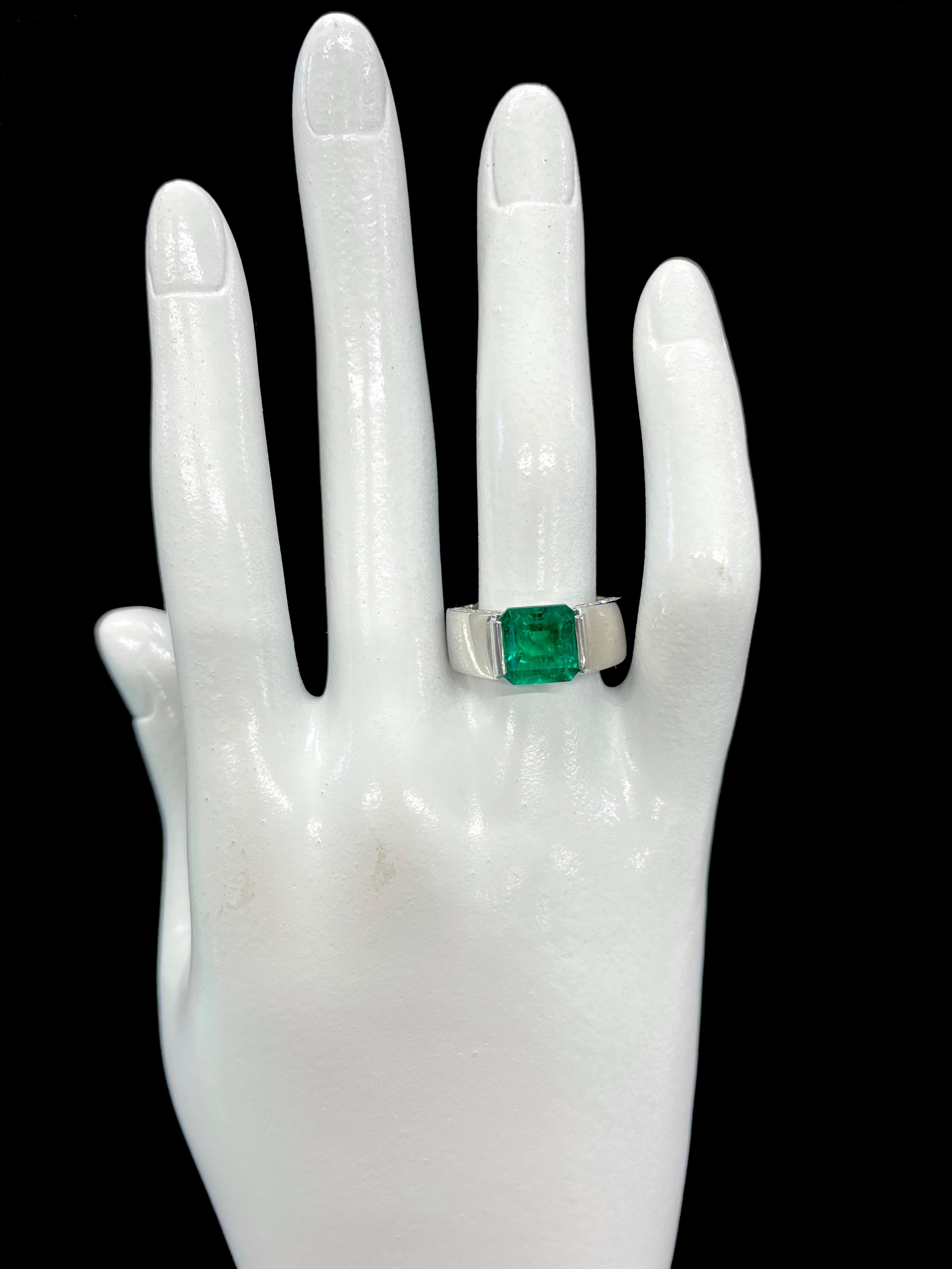 Tasaki 2.69 Carat Natural Colombian Emerald Ring Set in Platinum 2