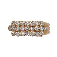 Anillo de oro de 18 quilates de TASAKI con diamantes engastados en bisel y garras alternados