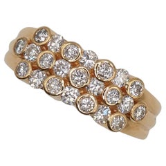 Anillo de oro de 18 quilates de TASAKI con diamantes engastados en bisel y garras alternados