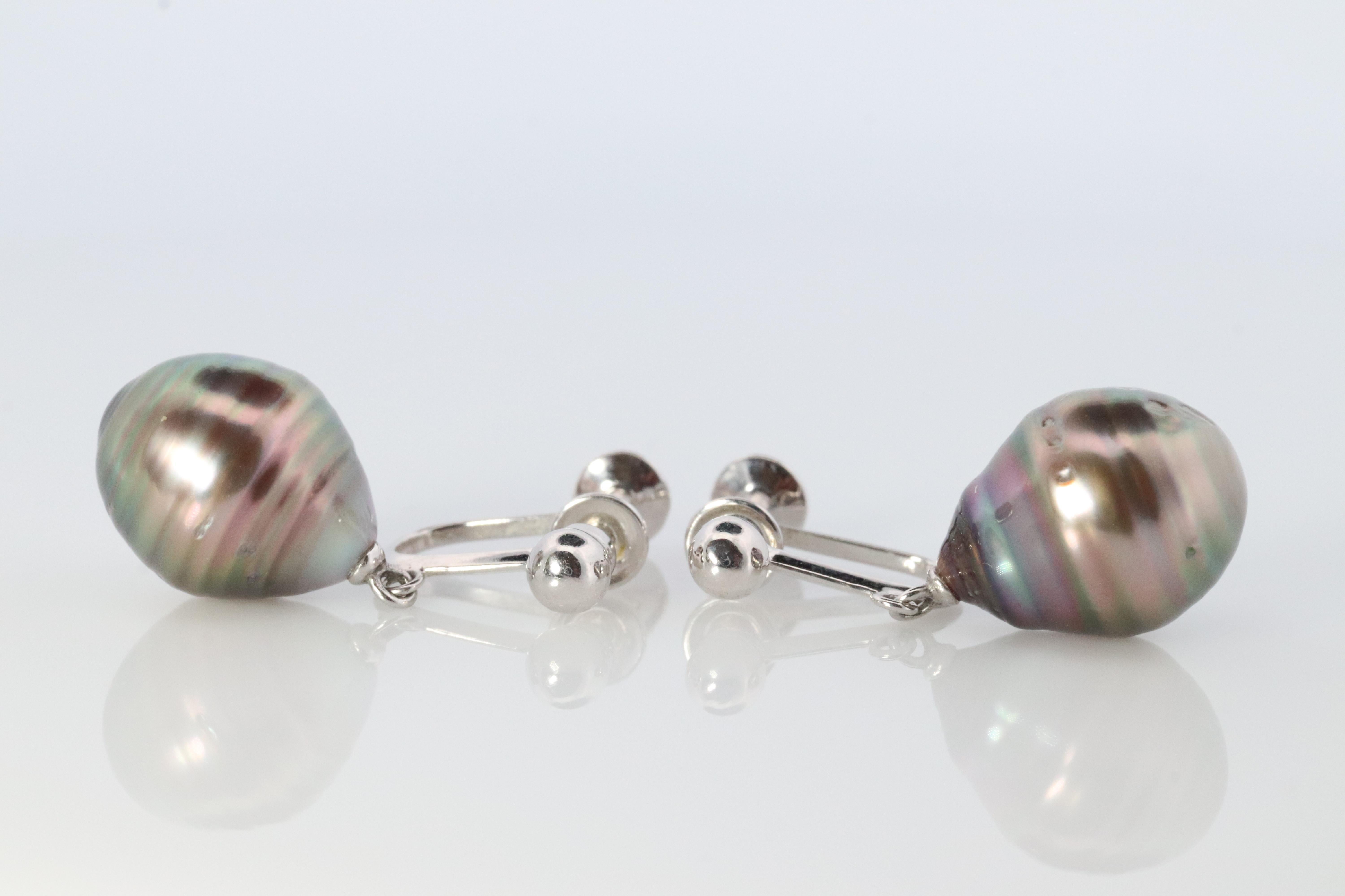 Pendientes de Tasaki auténtico

PT900 Ajuste Platino

Pendientes colgantes de rosca sin perforar

Perlas de Tahití blíster grandes.

Detalles:
8,6 gramos en total
Perlas Blister Tahitianas Grises de 11 mm por 14 mm a juego