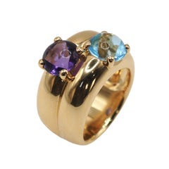 Anillo de cóctel escultural de TASAKI en oro de 18 quilates con amatista y topacio azul