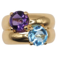 Anillo de cóctel escultural de TASAKI en oro de 18 quilates con amatista y topacio azul
