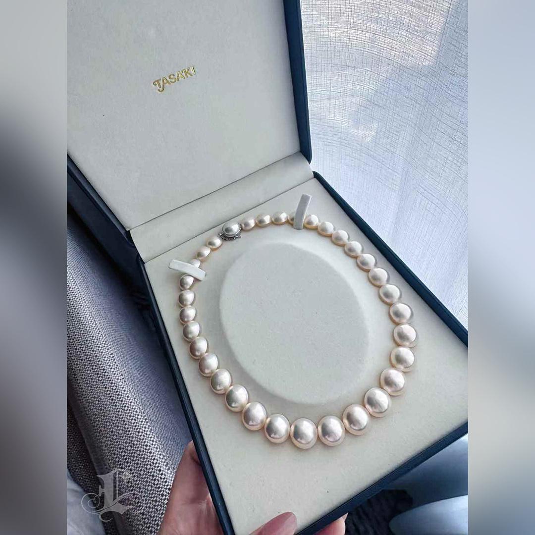 This Tasaki Original 12-14mm Mabe Pearl Necklace is a treasure that no collector should miss. Showcasing world-class Mabe pearls with mirror-like aurora, flawless surfaces, and a subtle satin pink glow, this necklace exudes timeless elegance and