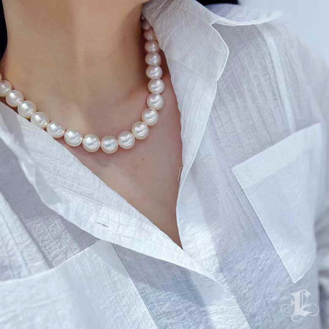 This exquisite graduated necklace features premium Japanese Mabe pearls sourced and assembled by TASAKI, one of Japan’s most revered high-jewelry maisons.
Each pearl is hand-selected for its flawless surface, mirror-like aurora luster, and perfectly