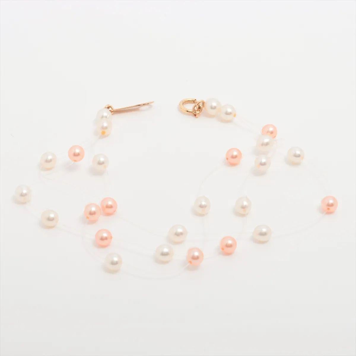 The TASAKI Pearl Bracelet Multicolor is a refined and elegant piece that showcases the brand’s dedication to modern luxury and craftsmanship. Featuring an array of small, lustrous pearls in soft shades of peach, white, and cream, the bracelet offers