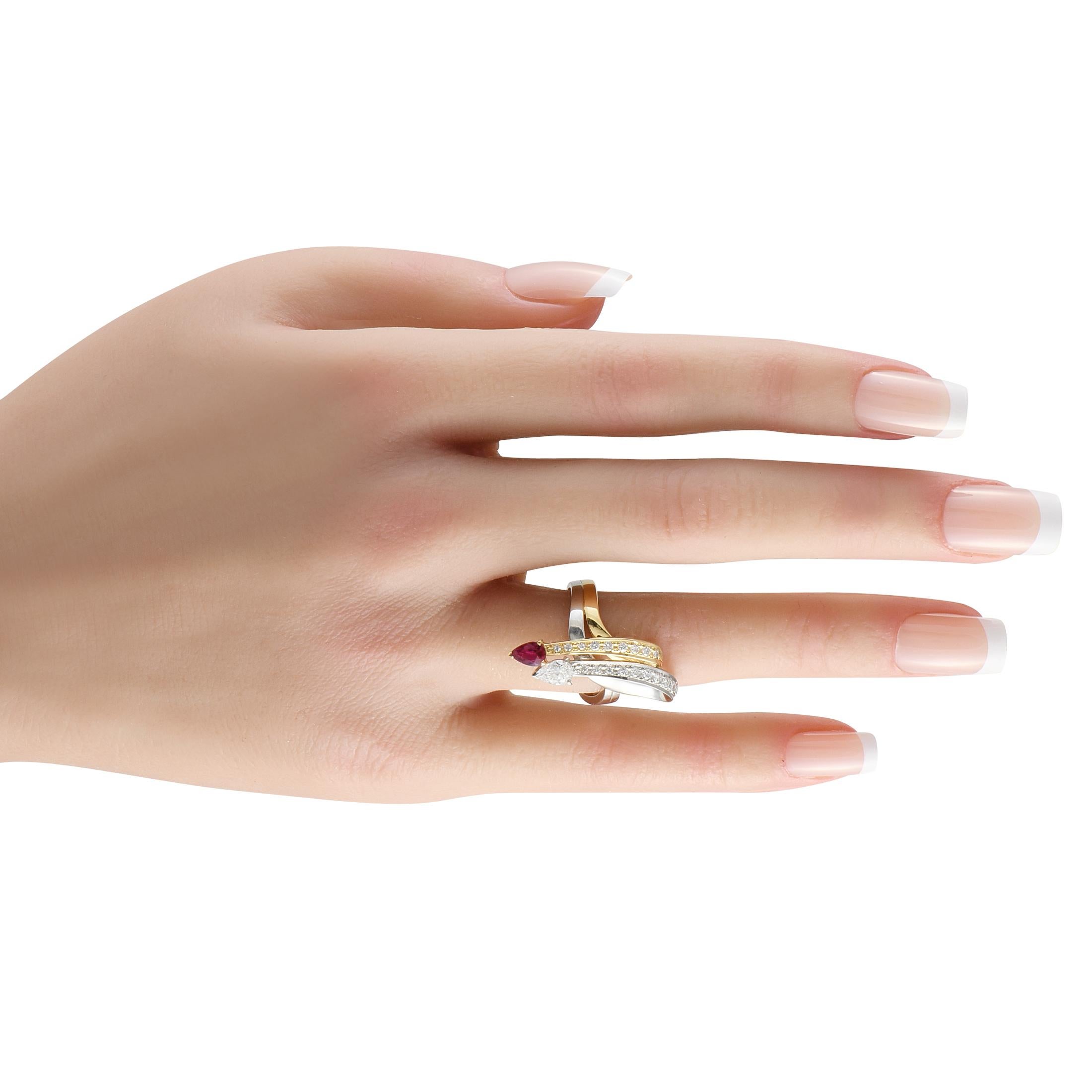 Dieser detaillierte Tasaki-Ring ist anders als alles, was Sie bisher gesehen haben. Bandförmige Akzente aus Platin und 18-karätigem Gelbgold sorgen für ein atemberaubendes Gefühl der Bewegung. Ein birnenförmiger Rubin von 0,35 Karat verleiht dem