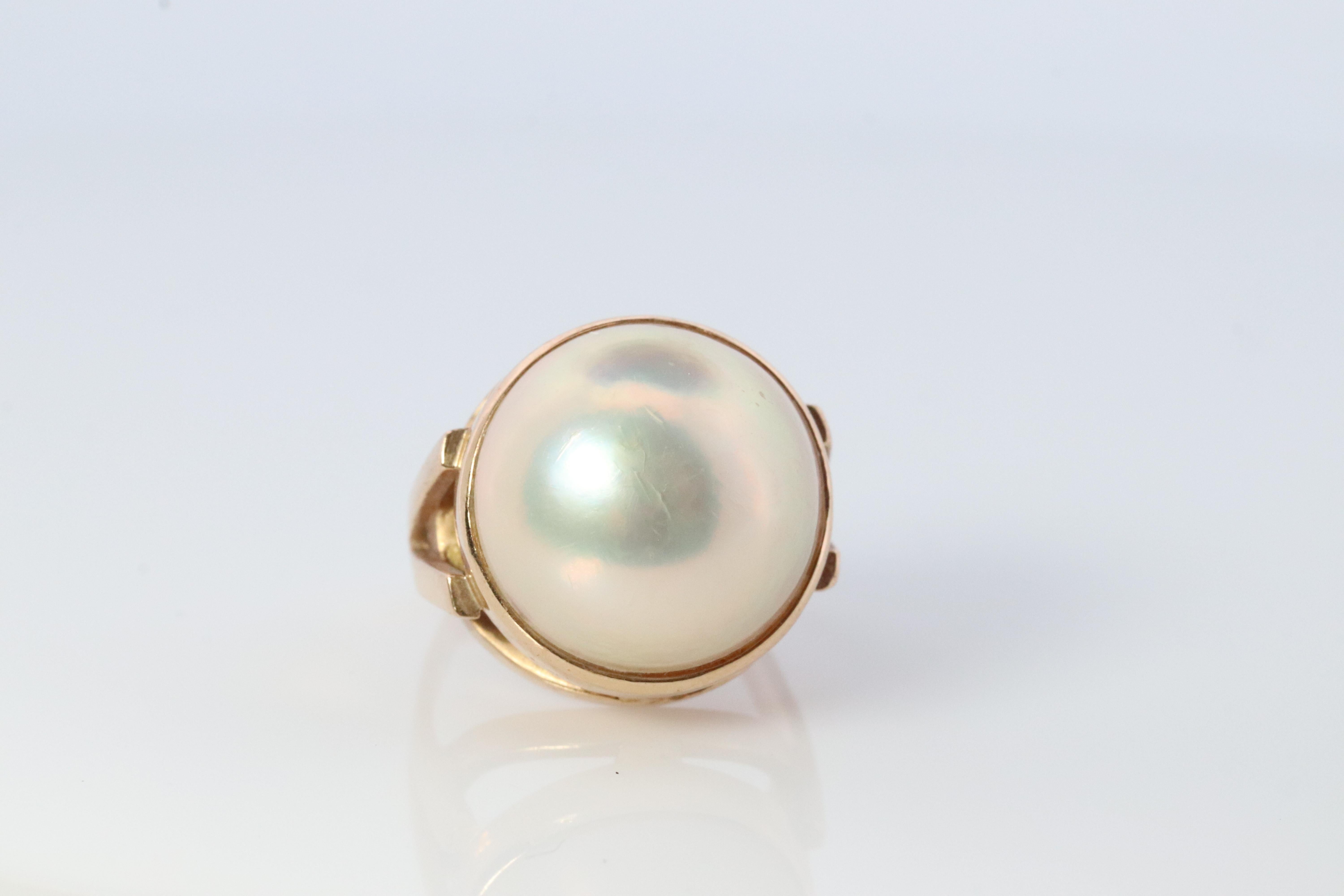 Echter Tasaki-Ring

14k Gelbgold mit Mabe Perle Solitär.


Einzelheiten:
Größe 5
6,6 Gramm insgesamt
15mm Hochwertige Mabe Perle.