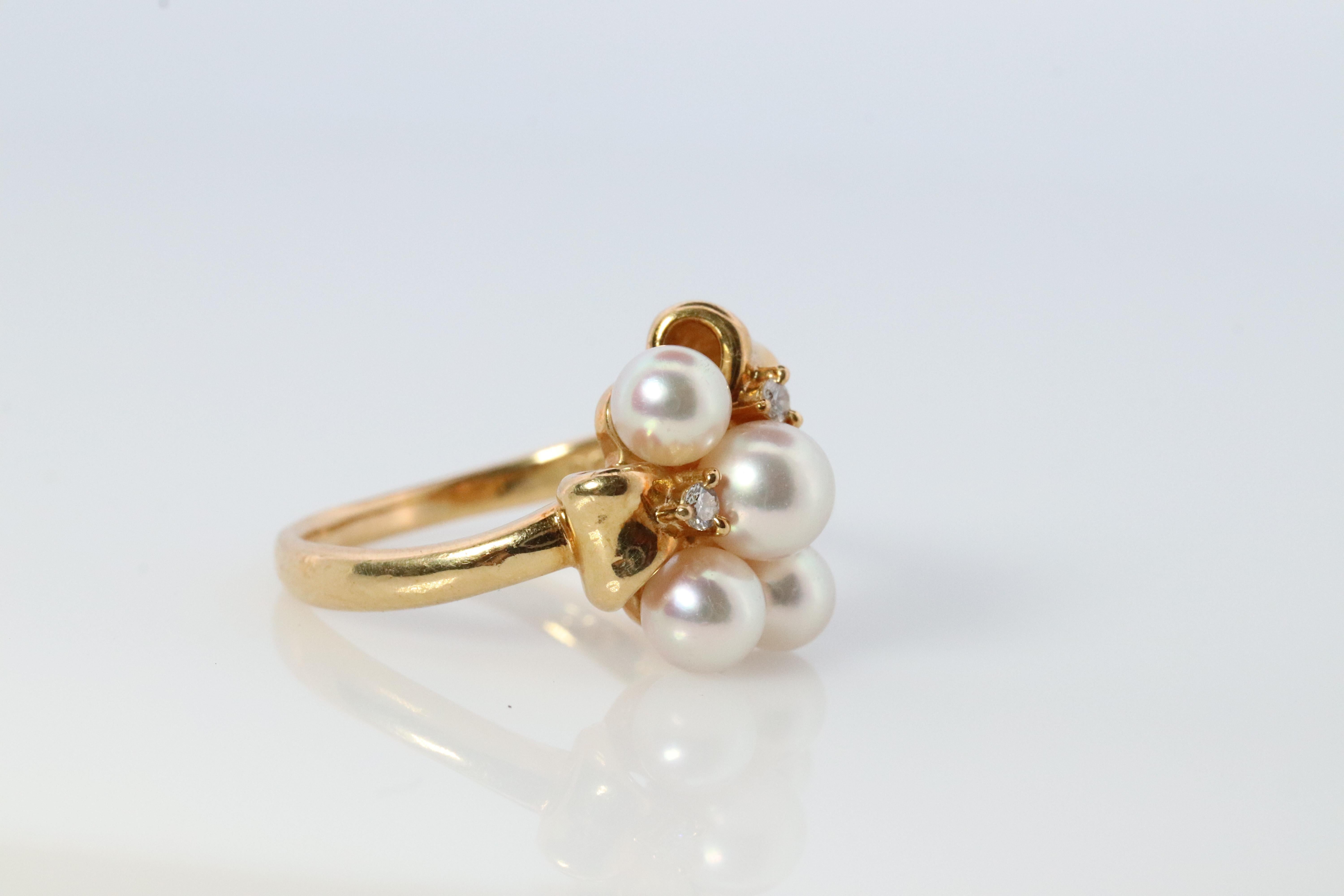 Véritable bague TASAKI

Or jaune 18k avec perle  et de diamants sertis dans un bouquet de fleurs.


Détails :
Taille 5
3,4 grammes au total
Perles Akoya de haute qualité de 3,5 à 5 mm.
Diamants de 1,5 mm