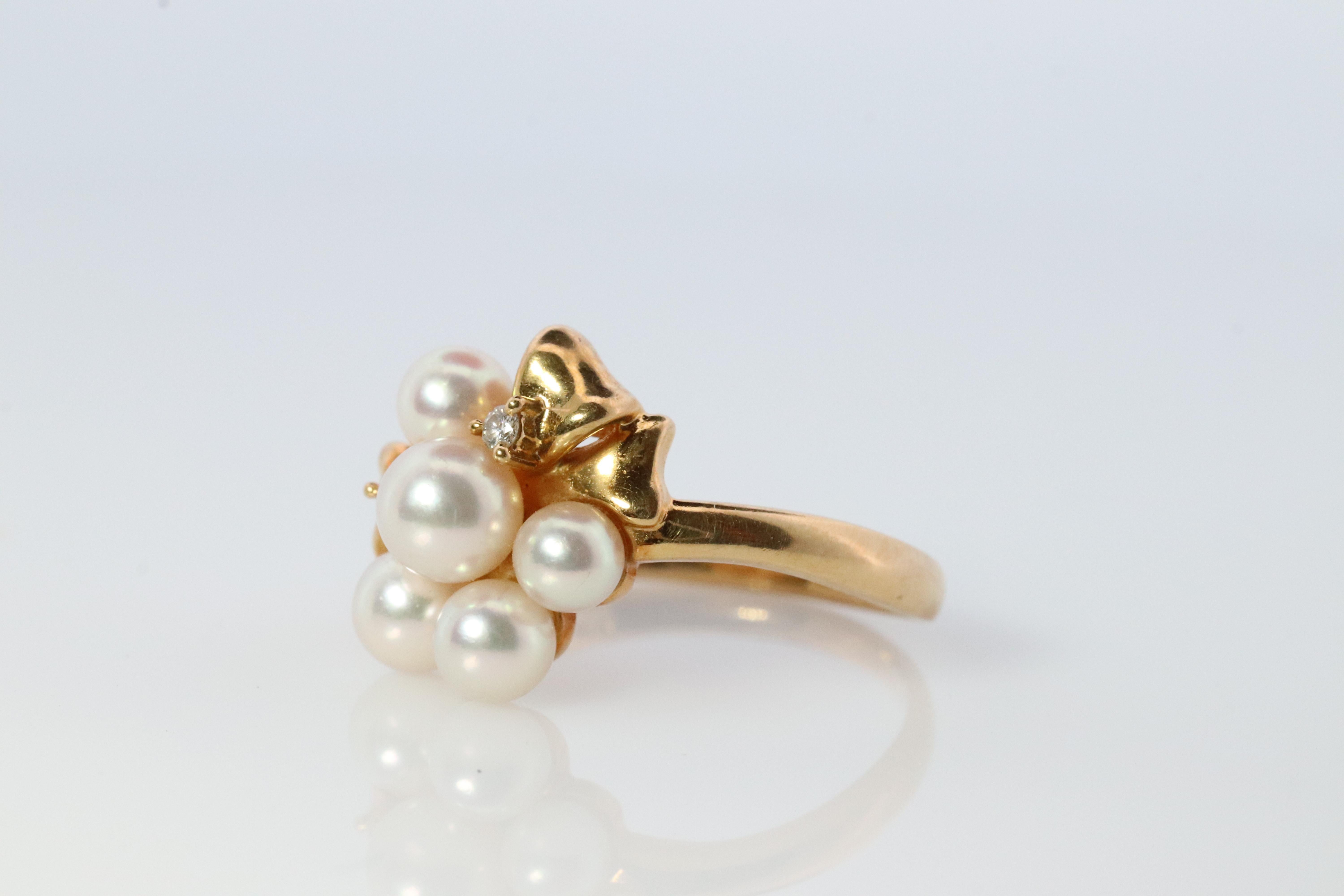 Moderne Anneau TASAKI. Genuine grappe de perles 18k 750. Bouquet de perles Akoya et diamants en vente