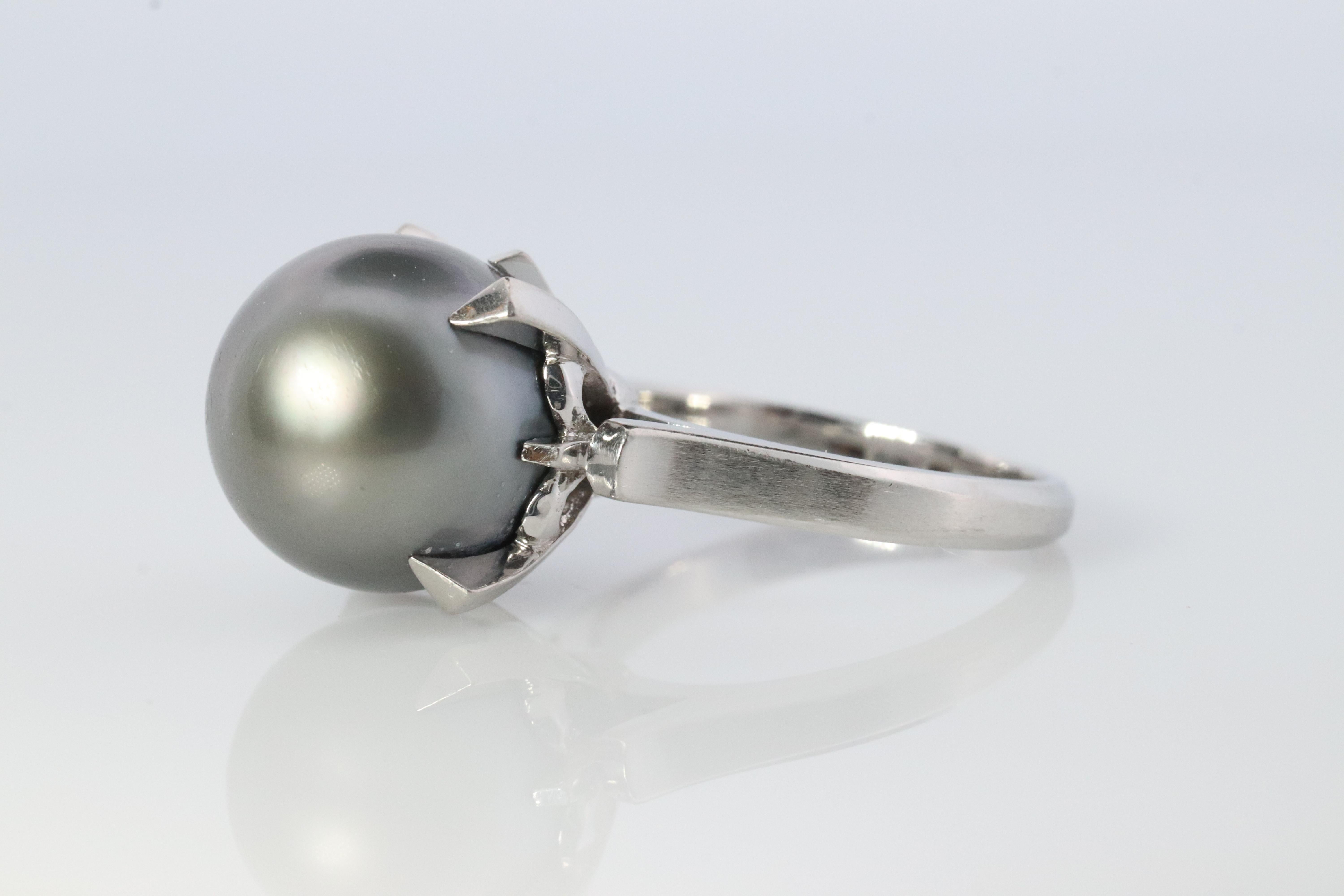 Genuine Tasaki ring

PT900 Platinum with Tahitian Pearl Solitaire.



Details:
Size 5 Can be resized
7.3grams total
11.5mm Gray Tahitian Pearl.