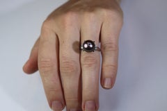 Anillo TASAKI. Solitario de perla de Tahití auténtica y diamante. PT900 Tahitiana grande.