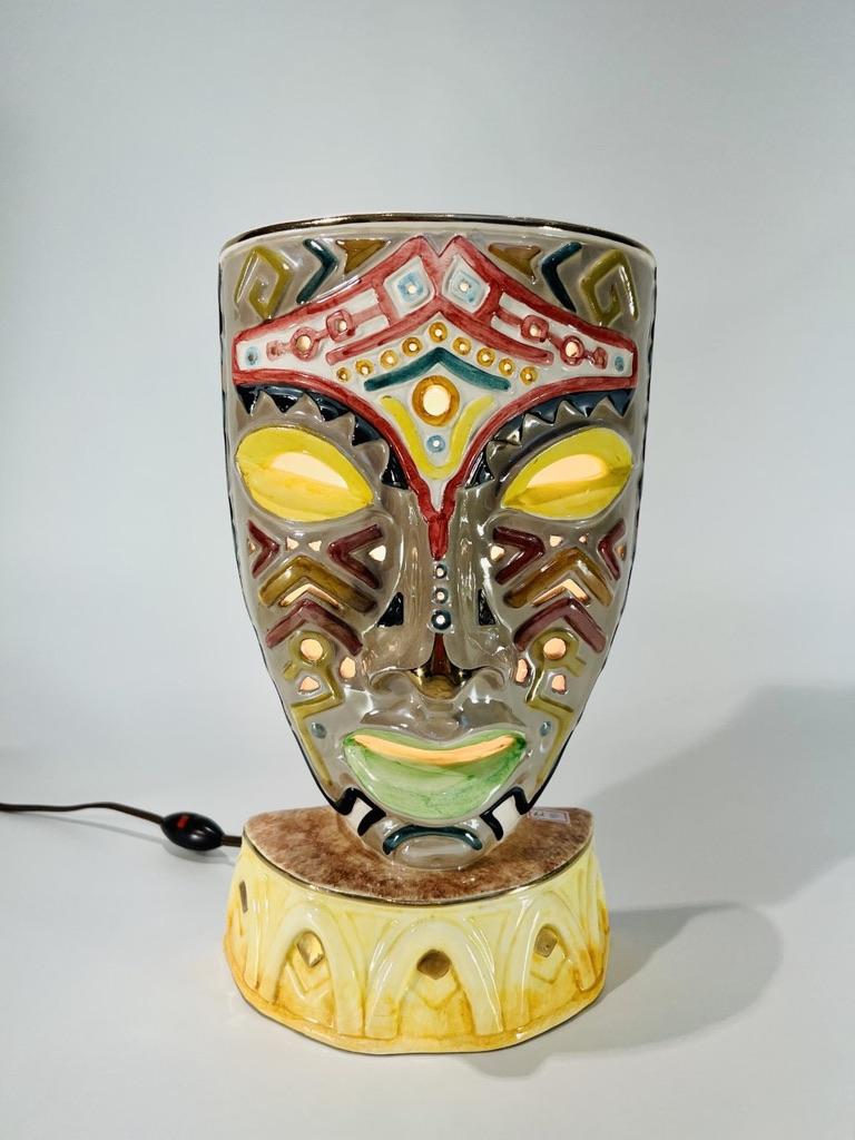 Incroyable lampe de table TASCA en porcelaine italienne à masque multicolore circa 1950.