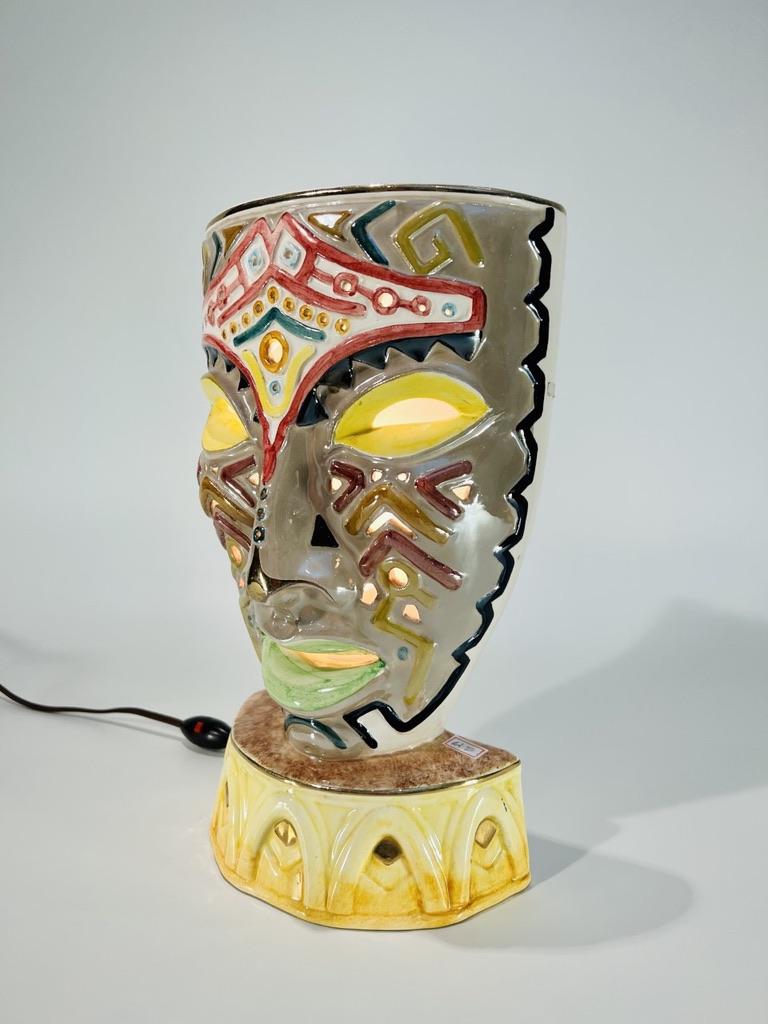 Style international Lampe italienne TASCA en masque de porcelaine multicolore peinte circa 1950 en vente