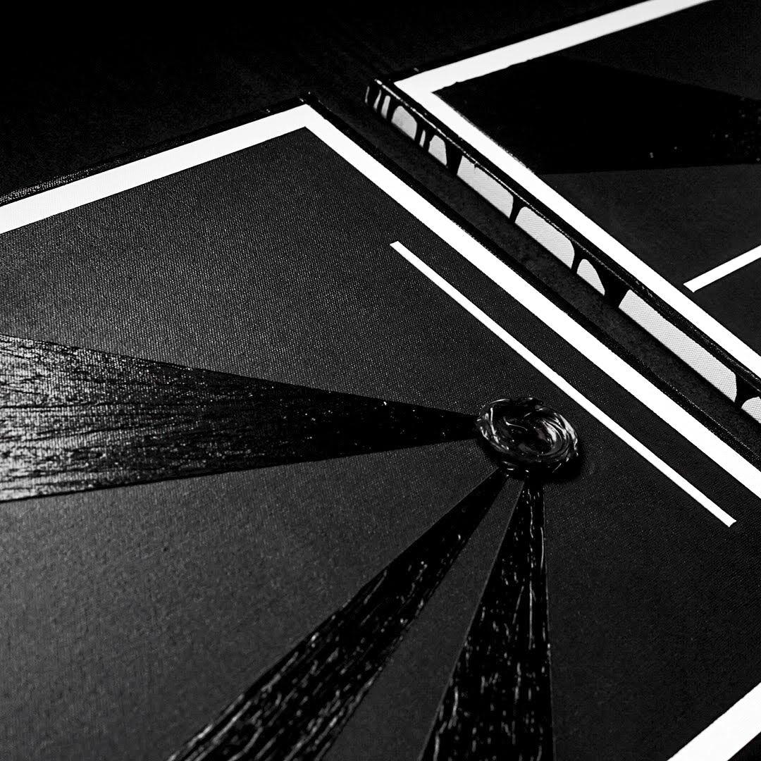 Night Shift (Diptychon) - Texturierte schwarze abstrakte minimalistische Malerei im Angebot 3