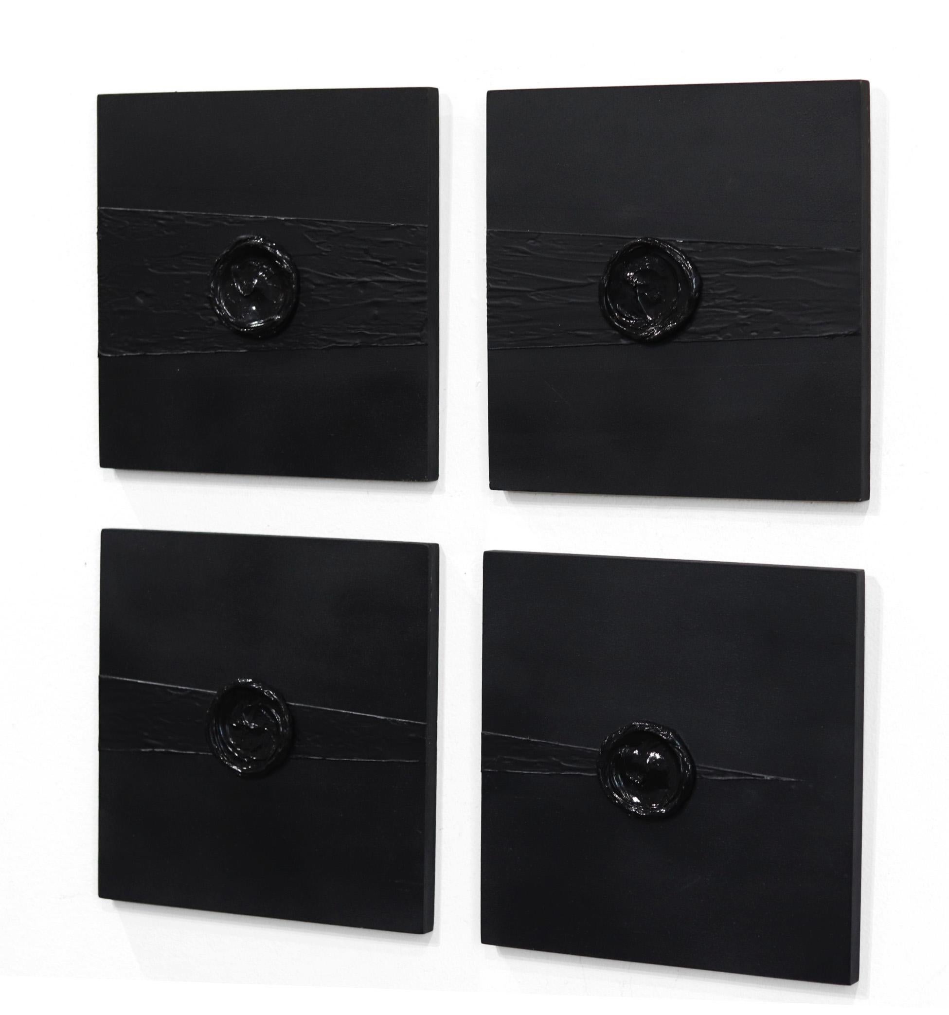 Speed of Light (Quadriptychon) - Minimalistische strukturierte abstrakte Schwarz-Weiß-Kunst in Schwarz und Weiß im Angebot 1