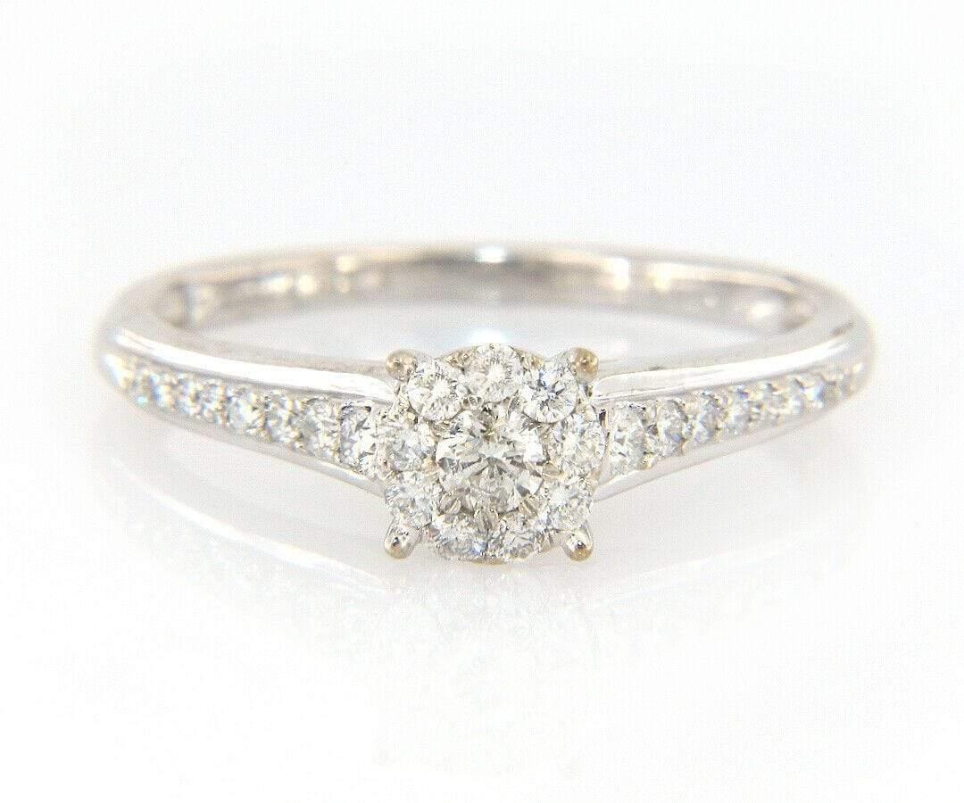Tasha R 0,48 Karat Luxe Diamant Halo Verlobungsring aus 14 Karat Weißgold im Zustand „Hervorragend“ im Angebot in Vienna, VA