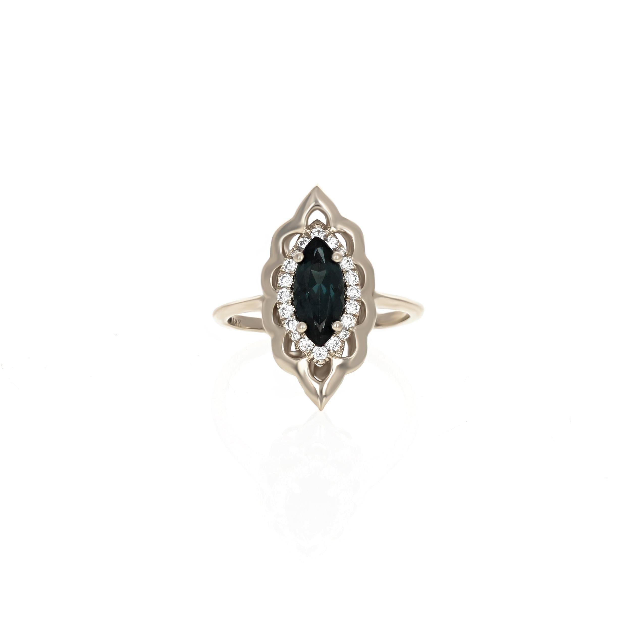 Un favorito de IO. Inspirado en la arquitectura marroquí, el Anillo Tasha está hecho con una espinela australiana talla marquesa de zafiro azul y pavé de diamantes engastados en oro blanco de 18 quilates.

