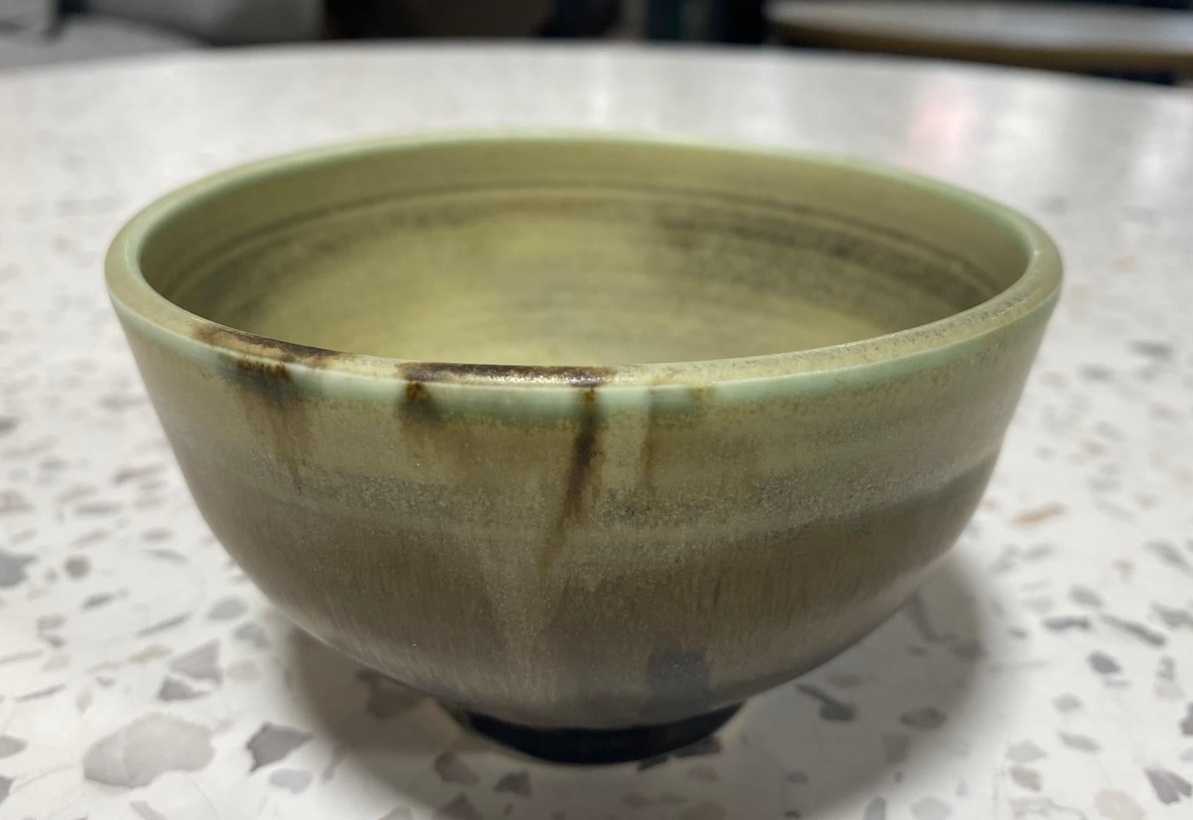 Mid-Century moderno Ciotola da tè Chawan firmata da Tashiko Tazaezu, Studio Pottery giapponese hawaiano, smaltata in vendita