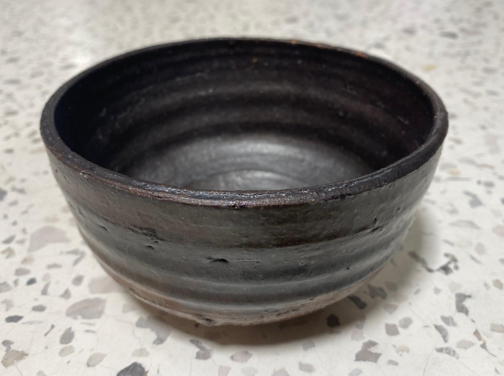 Mid-Century moderno Ciotola da tè Chawan firmata da Tashiko Tazaezu, Studio Pottery giapponese hawaiano, smaltata in vendita
