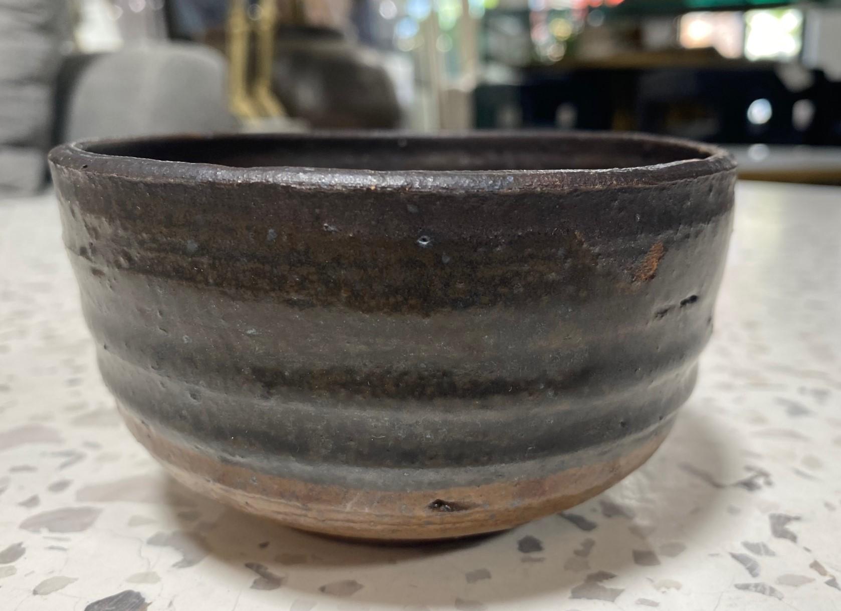 Americano Ciotola da tè Chawan firmata da Tashiko Tazaezu, Studio Pottery giapponese hawaiano, smaltata in vendita