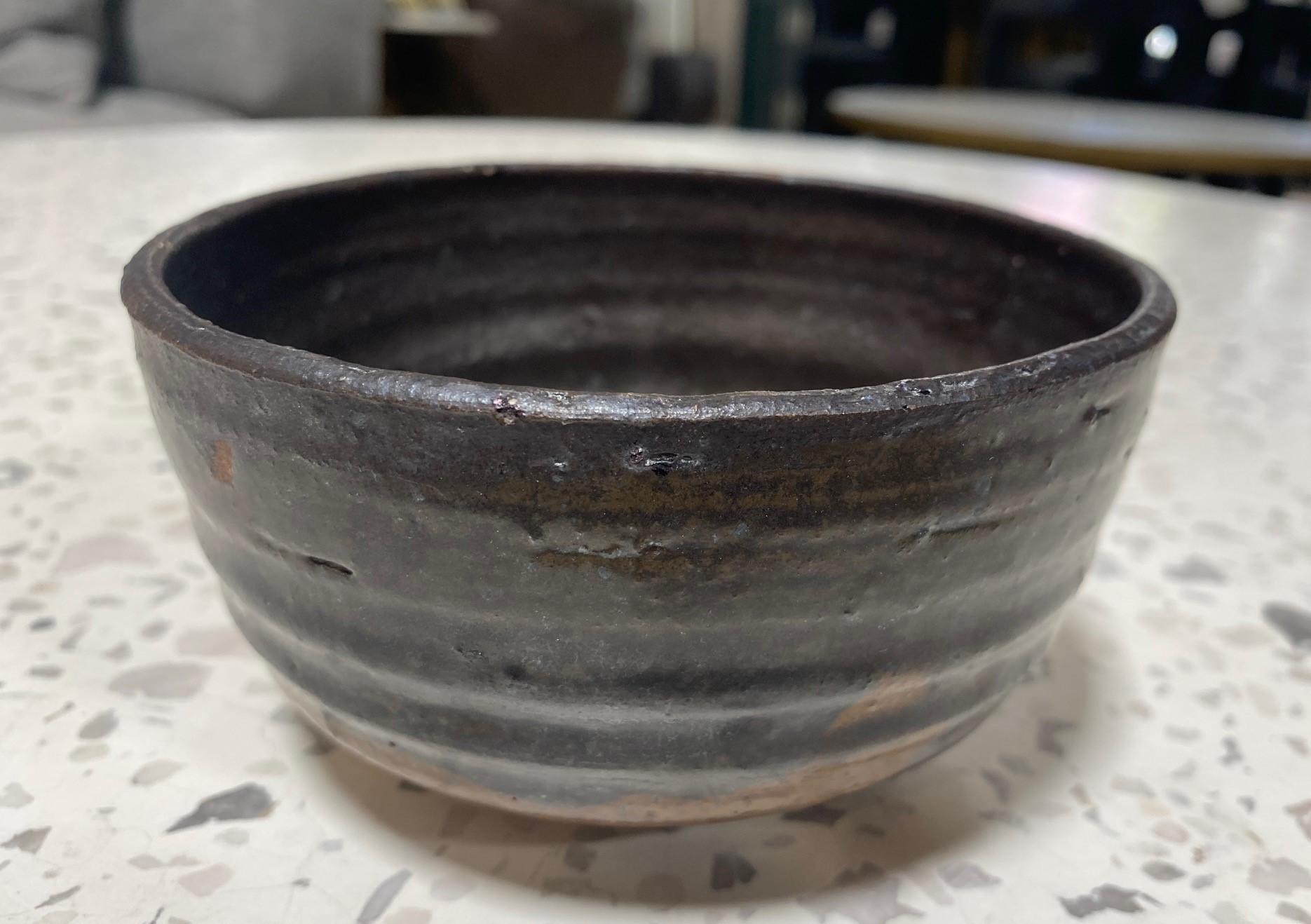 Cotto in fornace Ciotola da tè Chawan firmata da Tashiko Tazaezu, Studio Pottery giapponese hawaiano, smaltata in vendita