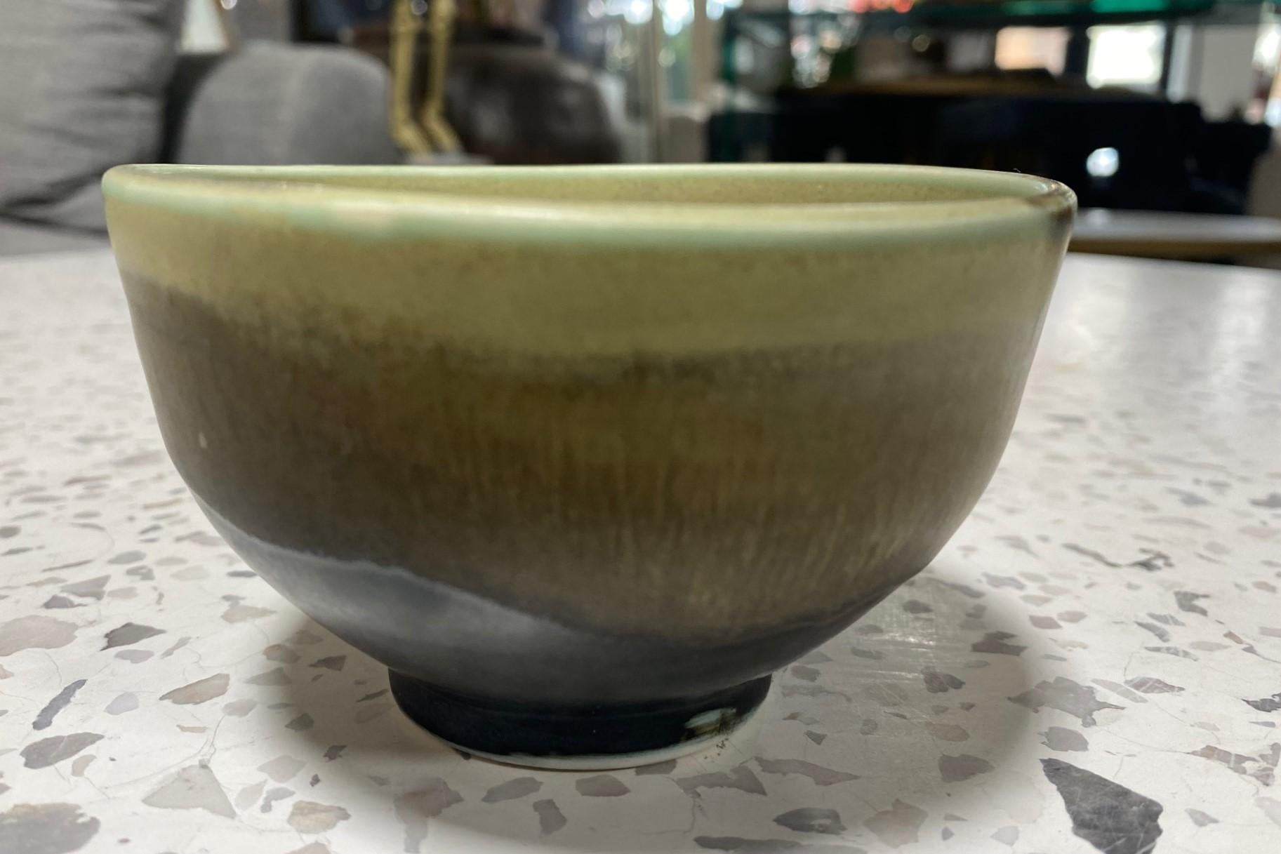Tashiko Tazaezu Signed Japanese Hawaiian Studio Pottery Glazed Chawan Tea Bowl In Good Condition For Sale In Studio City, CA