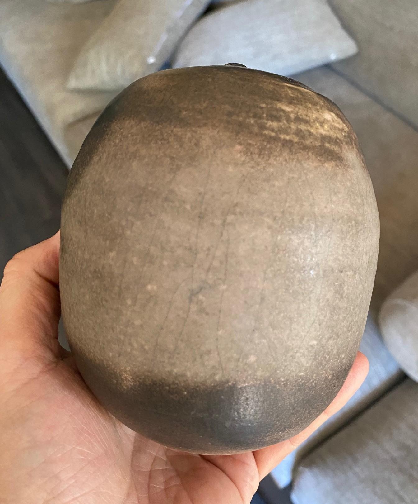Tashiko Tazaezu Signed Japanese Studio Pottery Closed Form With Rattle Sculpture en vente 2