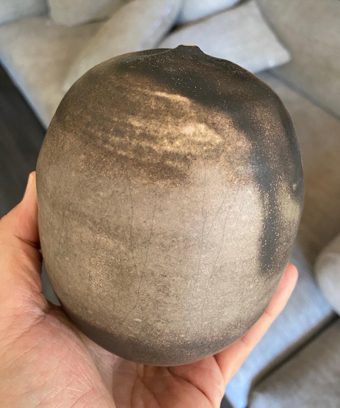 Tashiko Tazaezu Signed Japanese Studio Pottery Closed Form With Rattle Sculpture en vente 3
