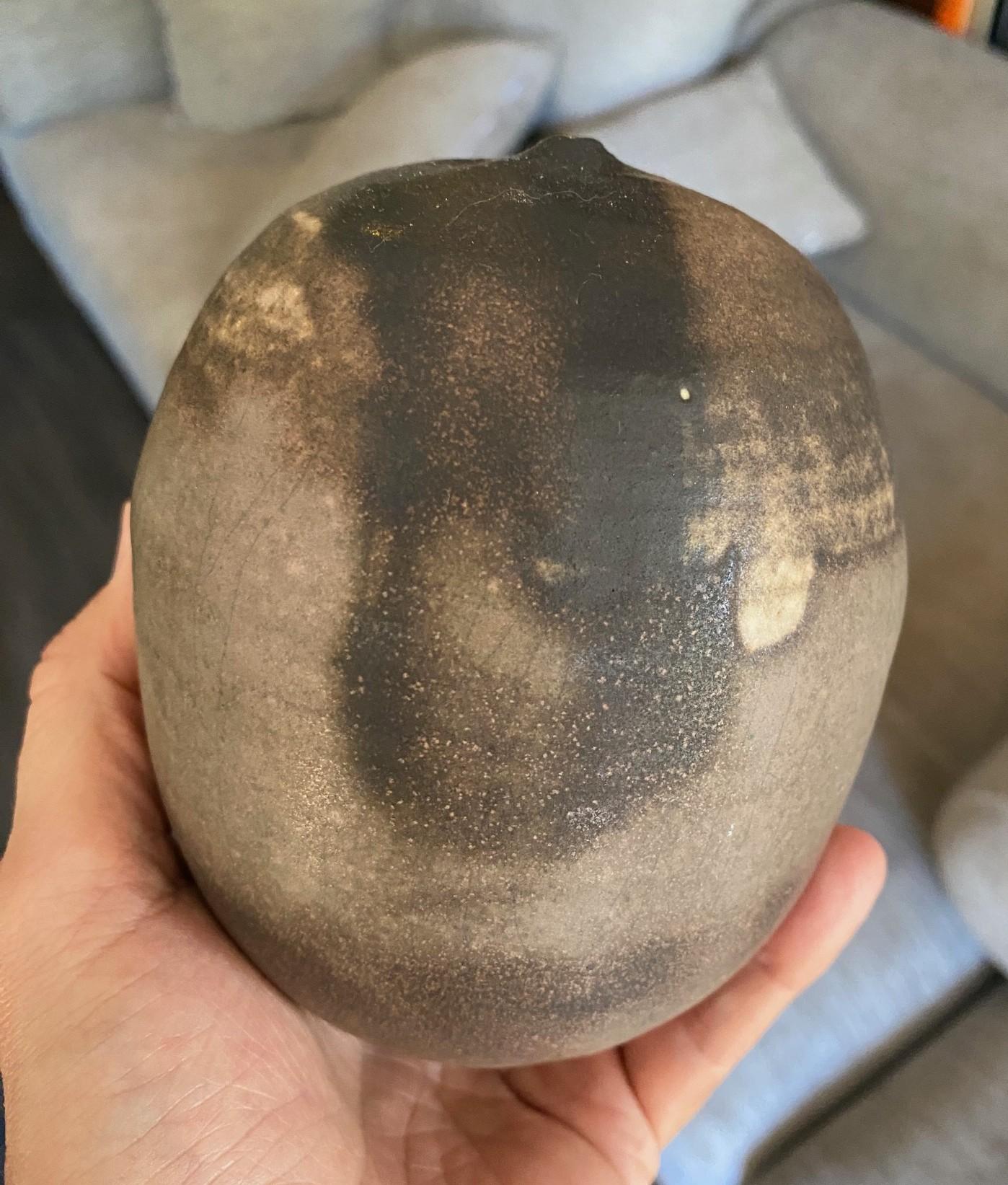 Tashiko Tazaezu Signed Japanese Studio Pottery Closed Form With Rattle Sculpture en vente 5