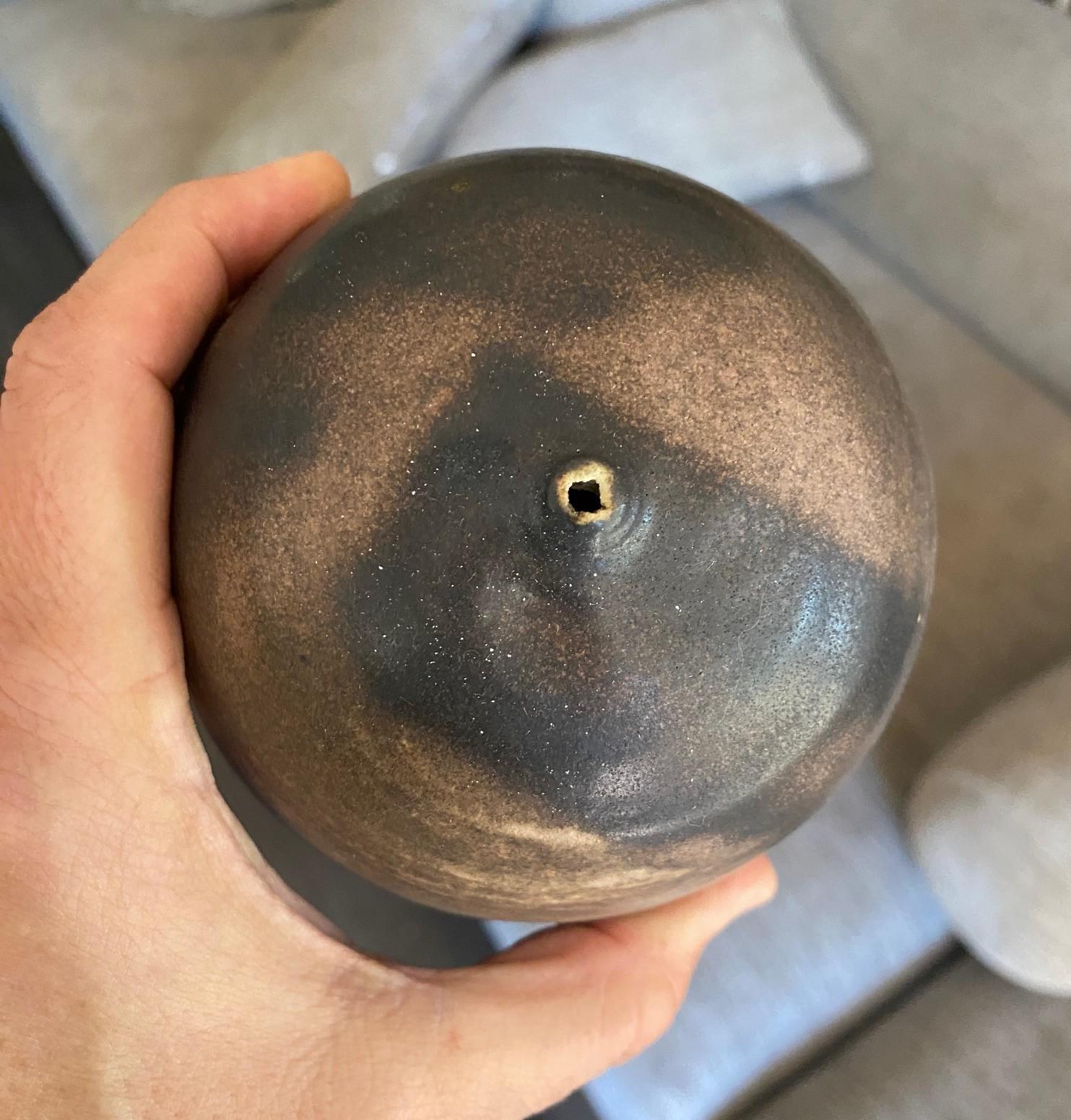 Tashiko Tazaezu Signed Japanese Studio Pottery Closed Form With Rattle Sculpture en vente 6