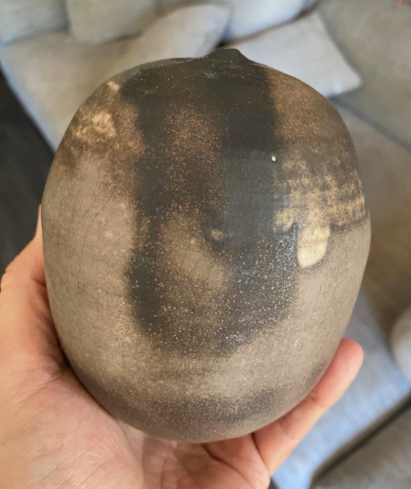Tashiko Tazaezu Signed Japanese Studio Pottery Closed Form With Rattle Sculpture en vente 8