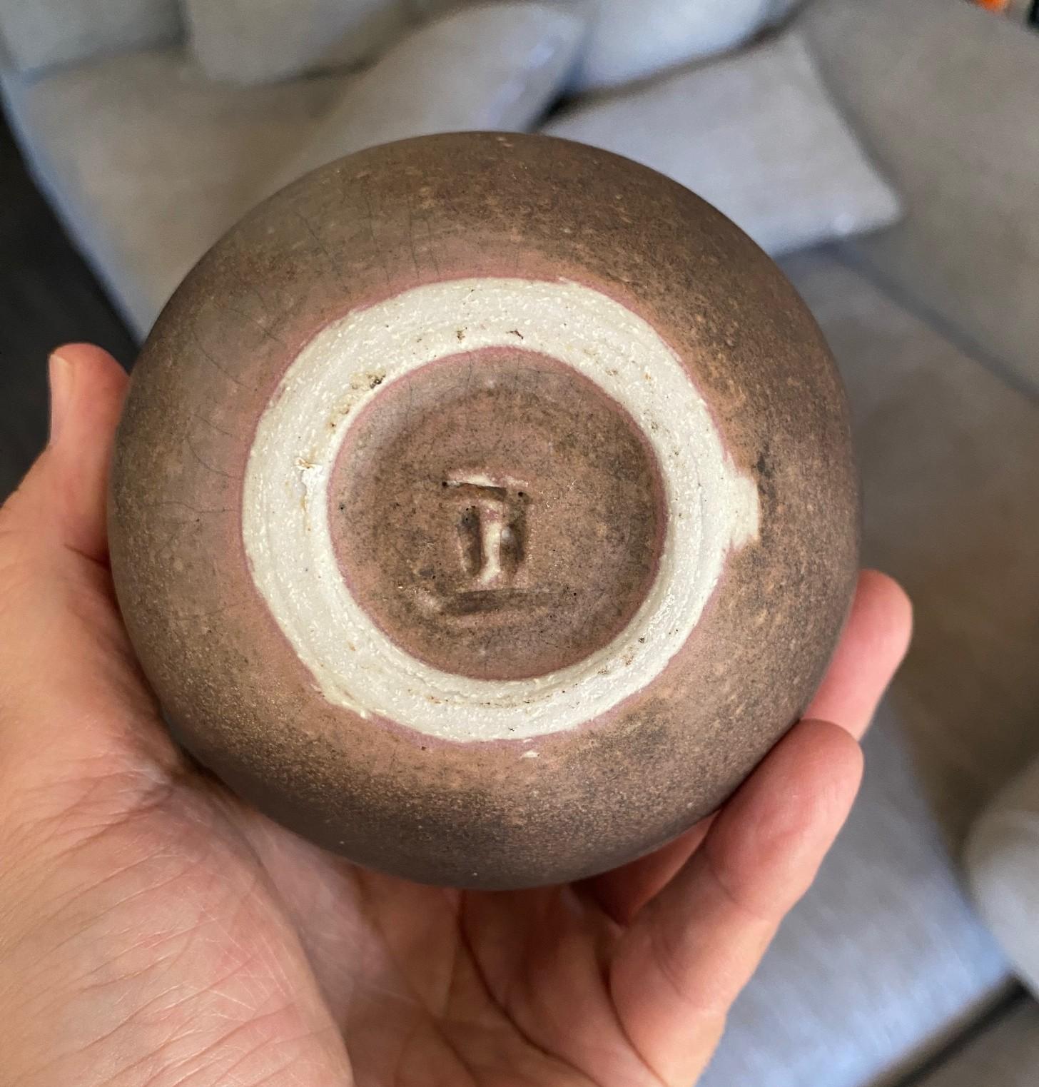 Tashiko Tazaezu Signed Japanese Studio Pottery Closed Form With Rattle Sculpture en vente 9
